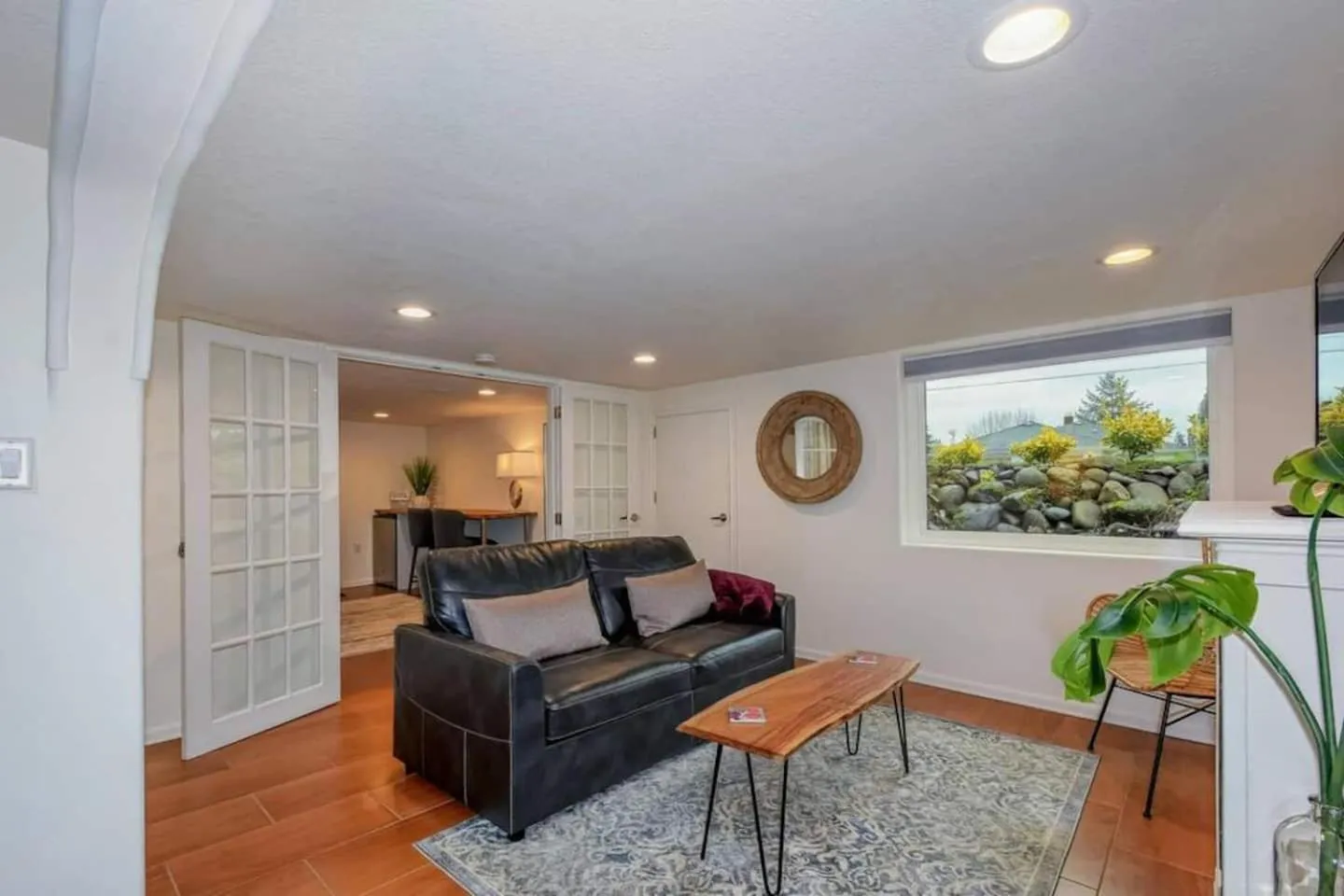 Private Basement Suite w Hot Tub