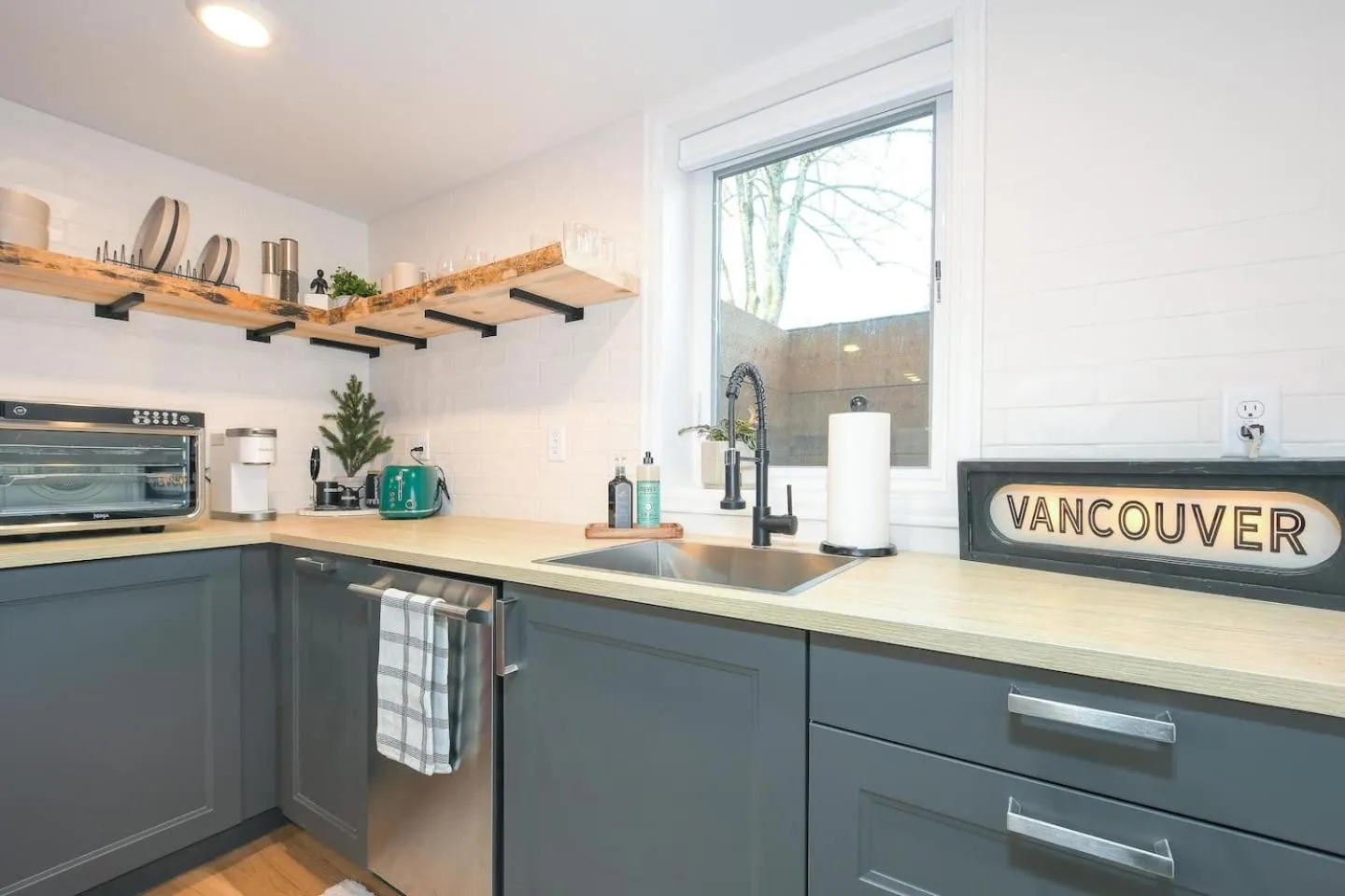 Bright & Modern Basement Apartment DT N'hood