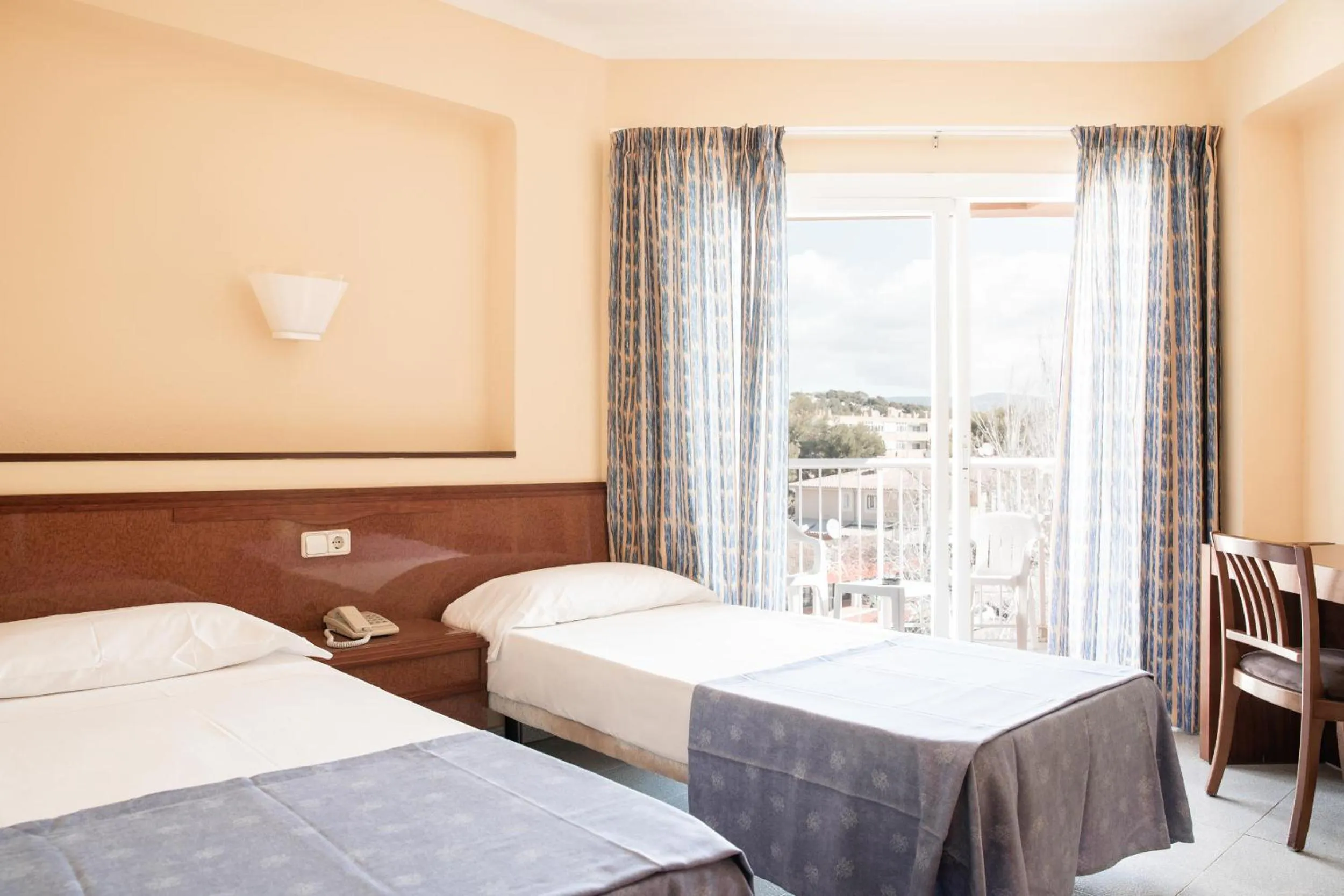 Photo of the whole room, Bed in Hotel Golf Beach