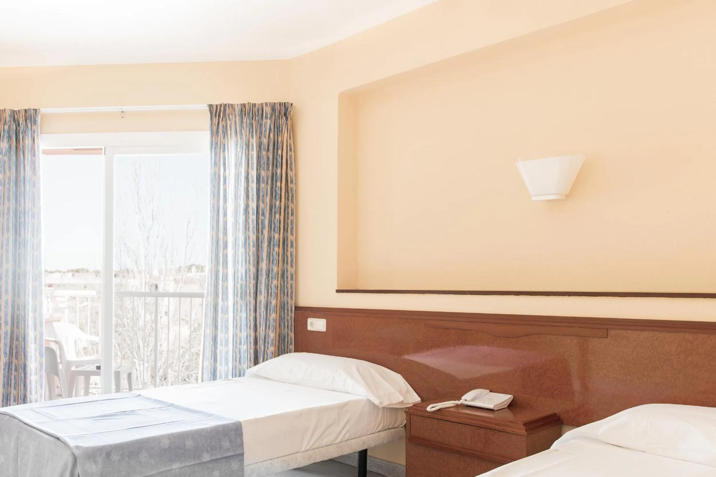 Photo of the whole room, Bed in Hotel Golf Beach