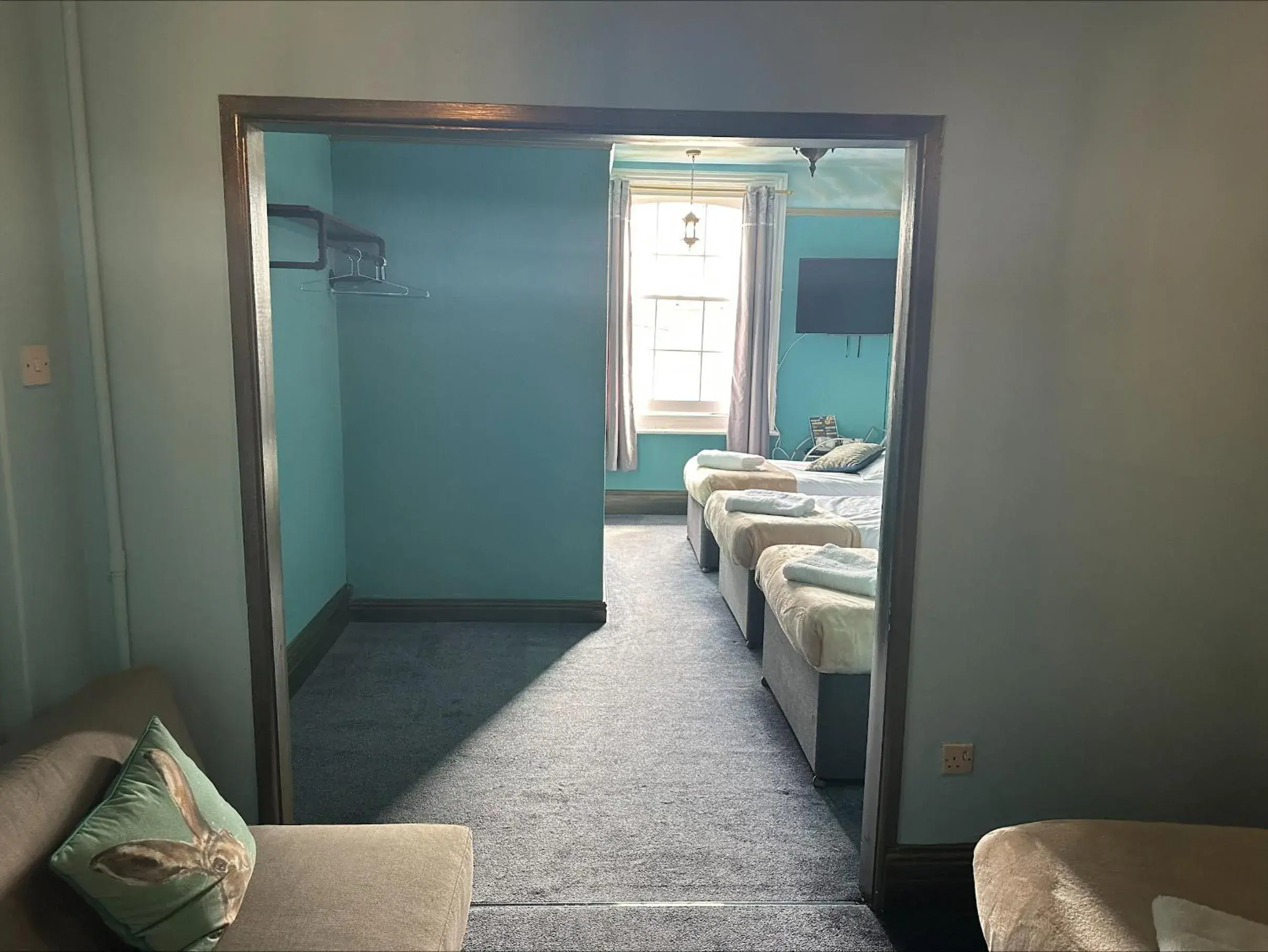 Bedroom, Bed in Stonehenge Inn Bedroom, Bed in Stonehenge Inn