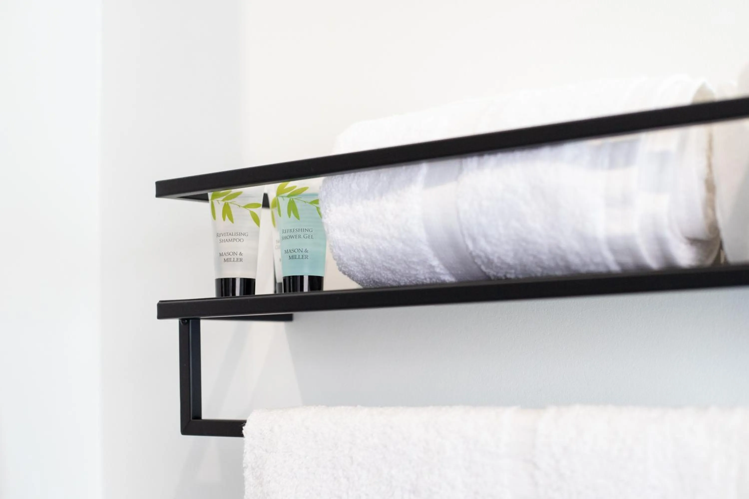 Bathroom, Bed in Black Lion Hotel Manchester