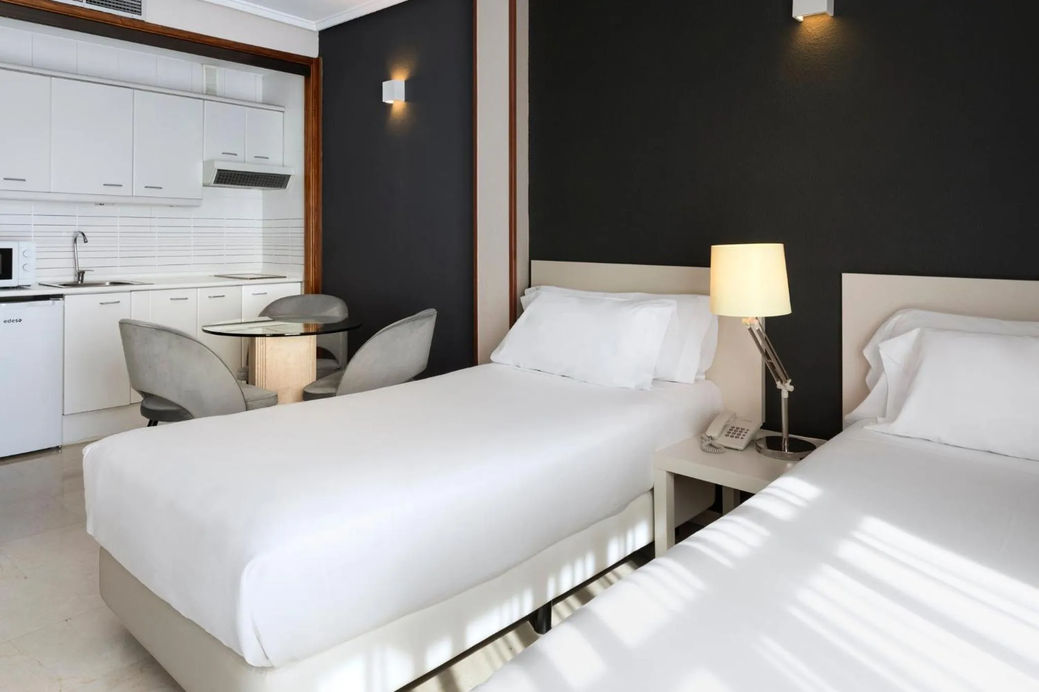 Photo of the whole room, Bed in Sercotel Togumar