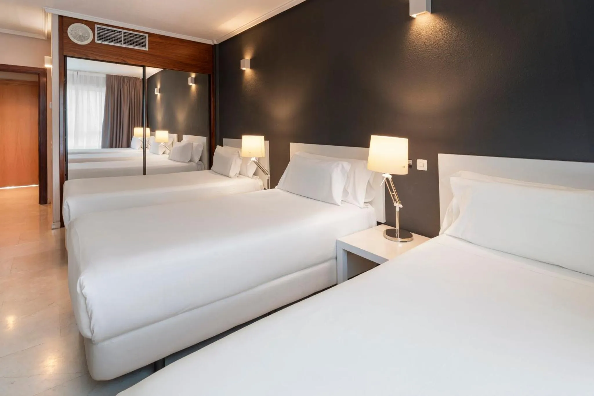 Photo of the whole room, Bed in Sercotel Togumar