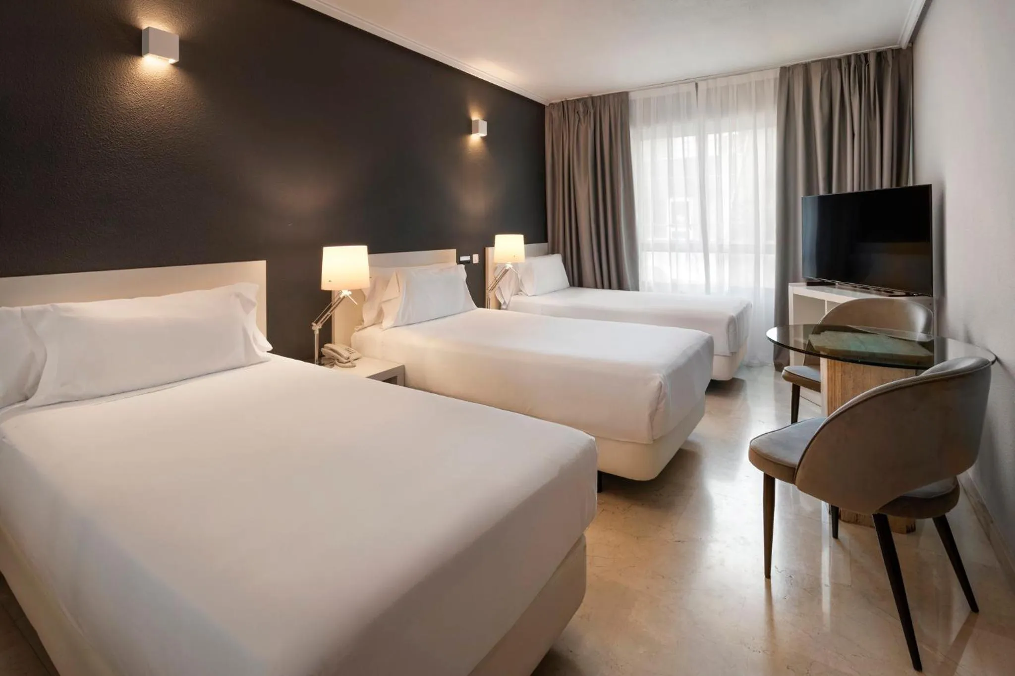 Photo of the whole room, Bed in Sercotel Togumar