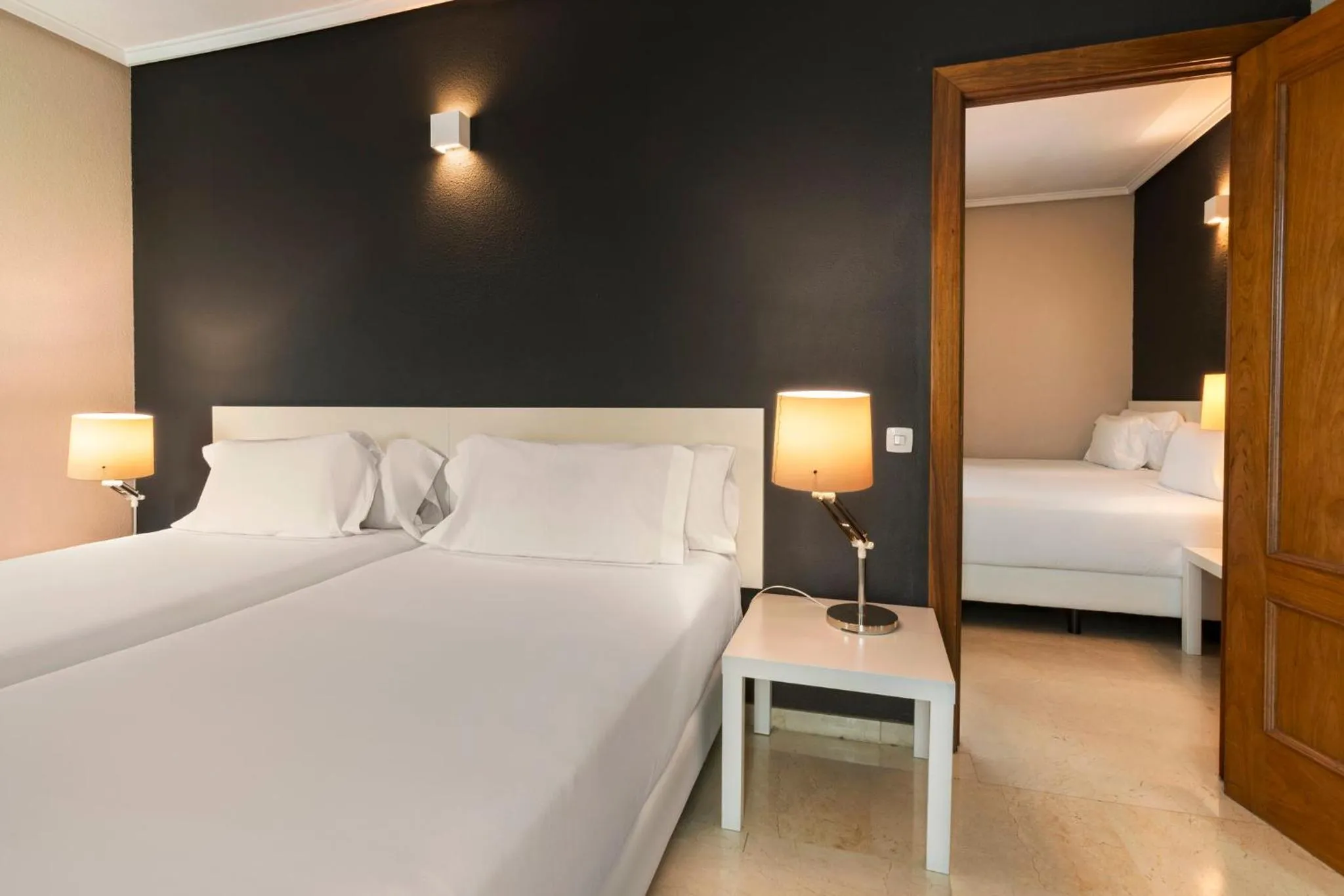 Photo of the whole room, Bed in Sercotel Togumar