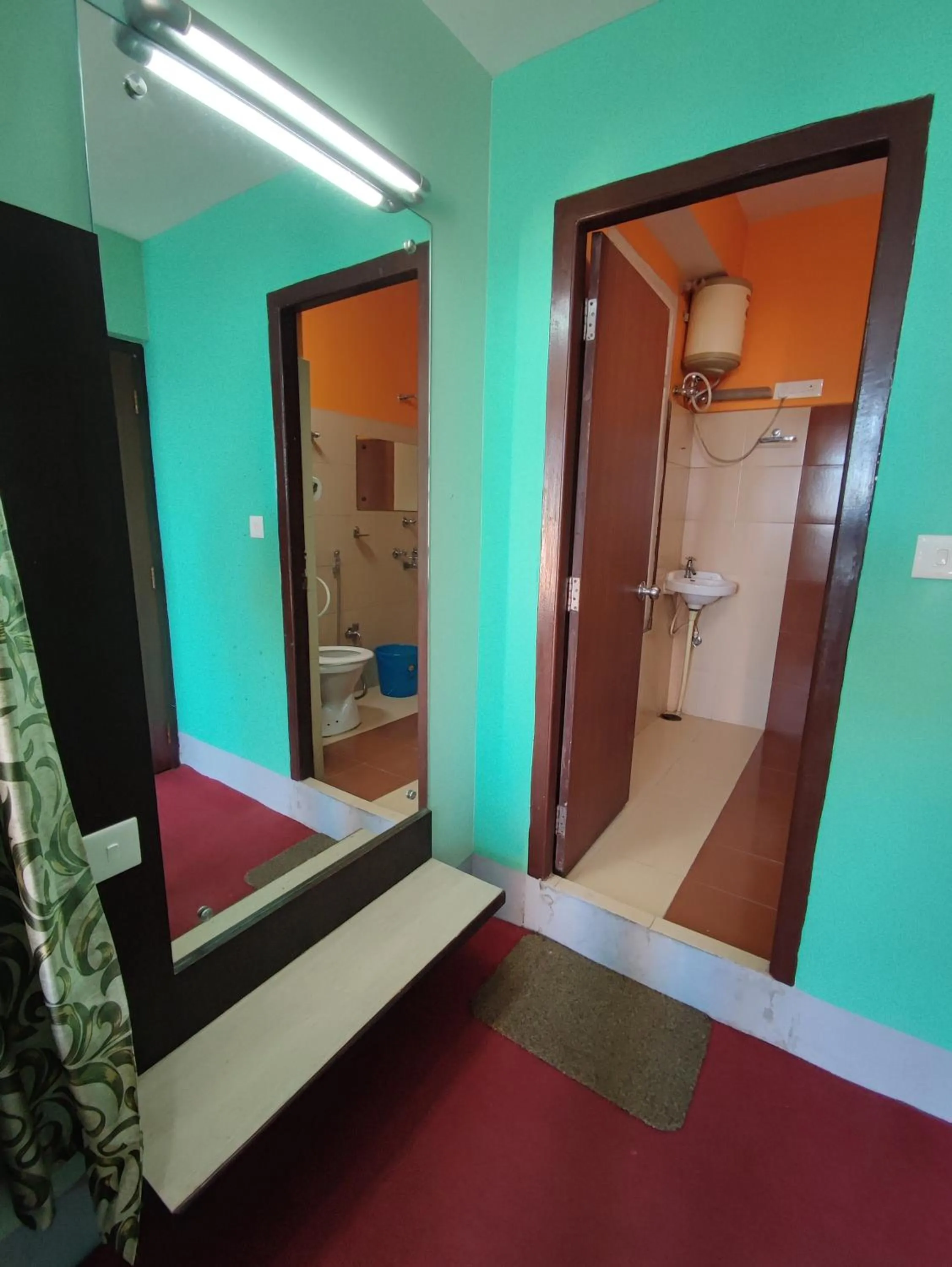 Toilet, Bed in Hotel La Casa