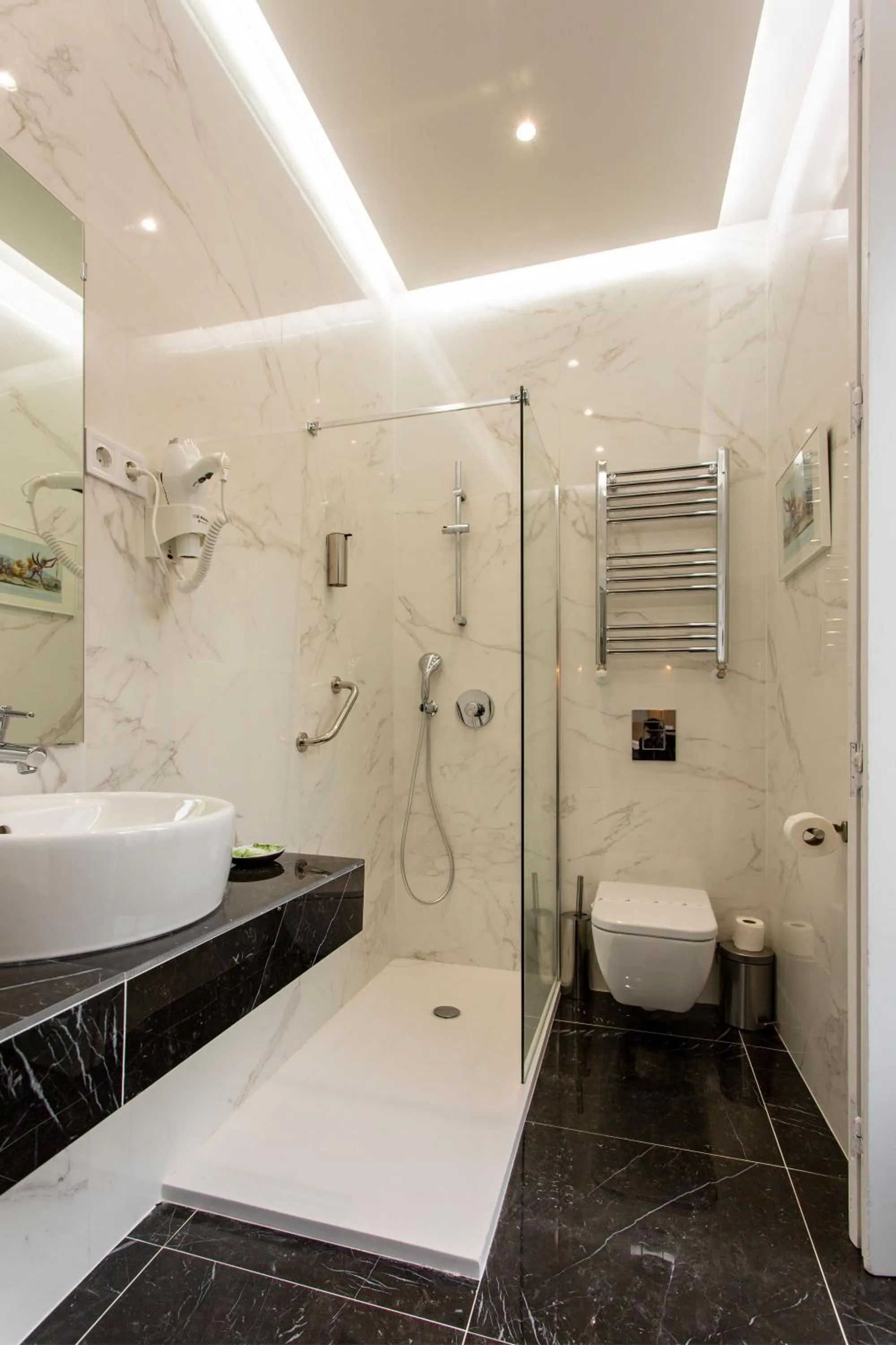 Shower in Hostal Manuela by gaiarooms