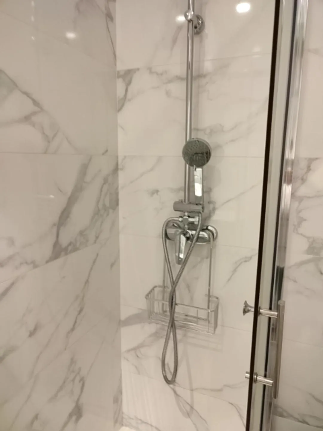 Shower in Hostal Manuela by gaiarooms