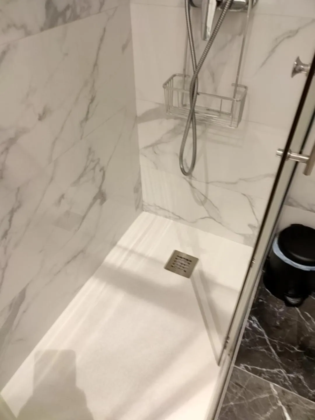 Shower in Hostal Manuela by gaiarooms