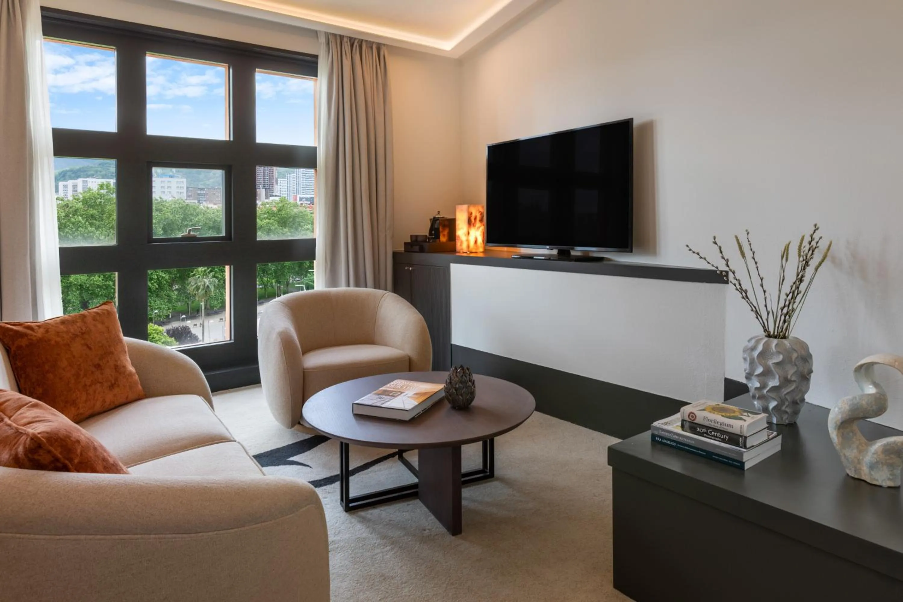 Living room in Hotel Meliá Bilbao