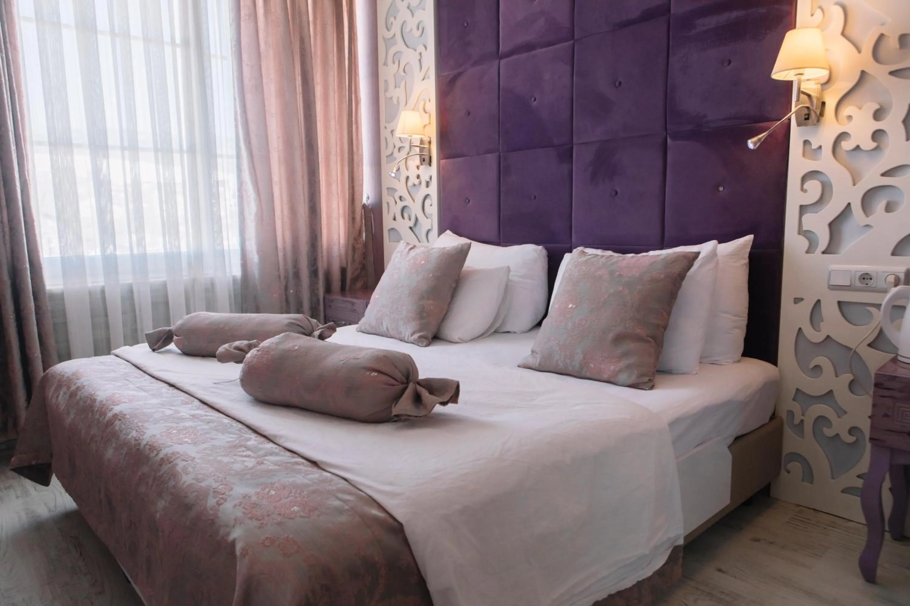 Decorative detail, Bed in Melrose Viewpoint Pansiyon