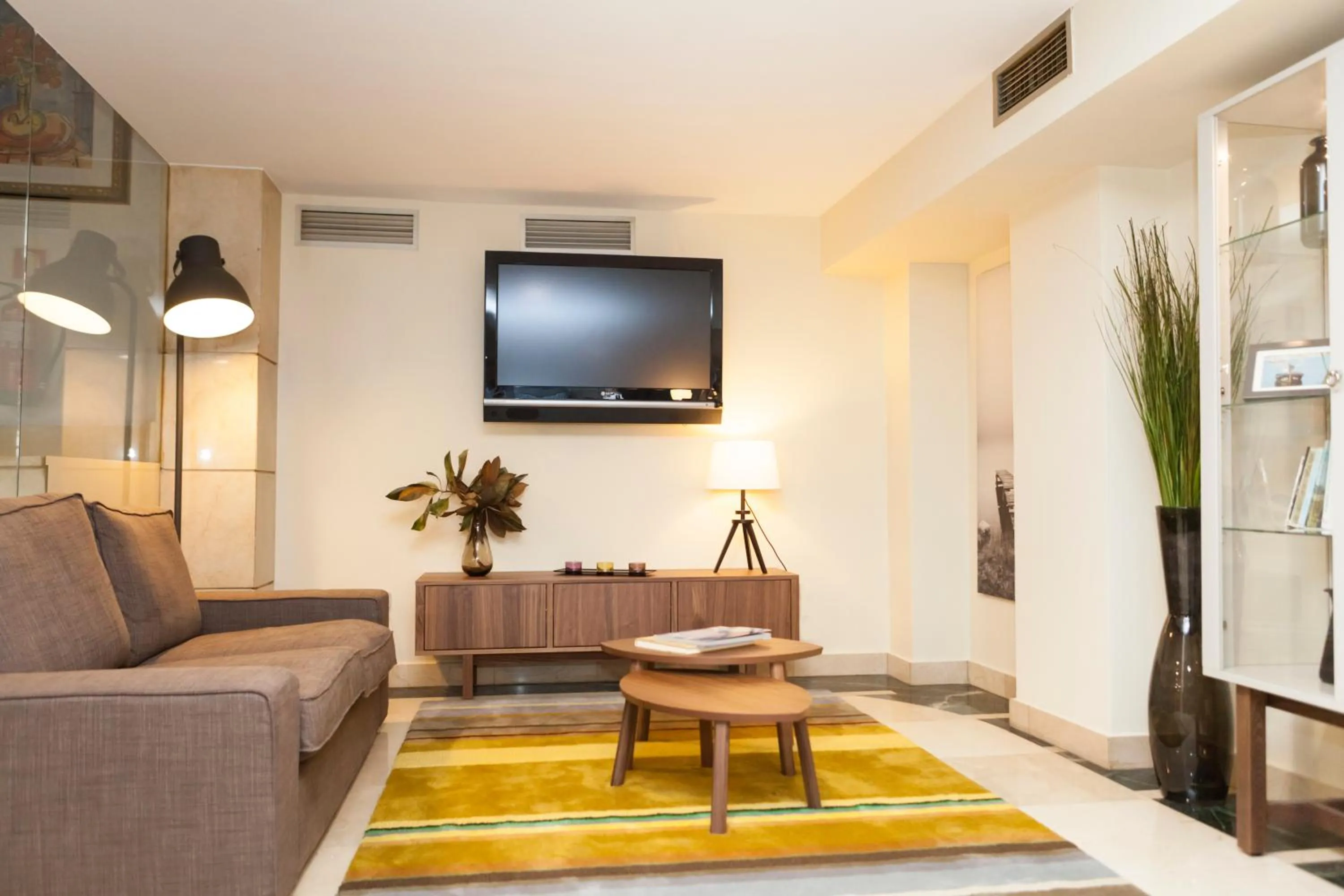 Communal lounge/ TV room in Hotel Sercotel Tres Luces