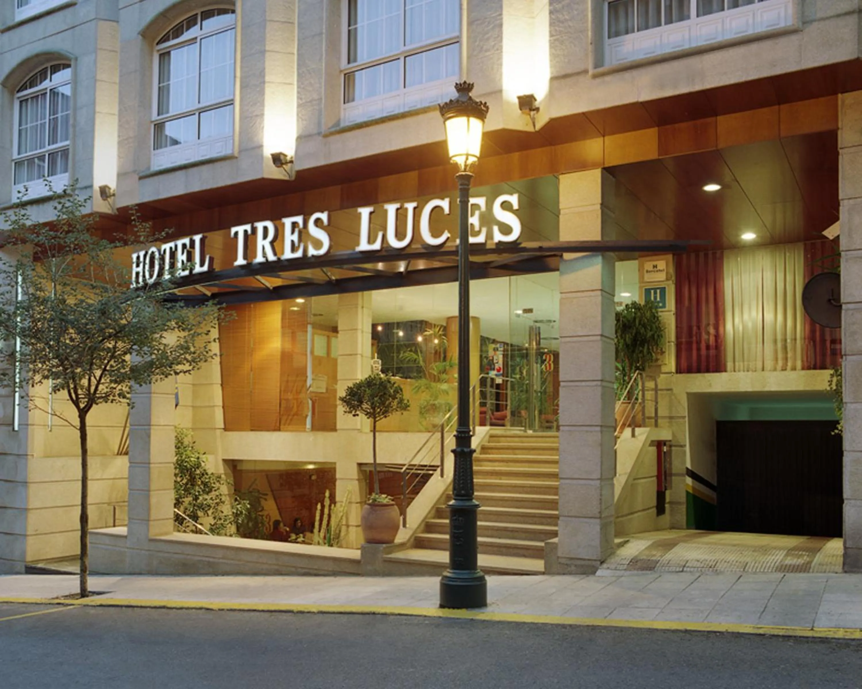 Facade/entrance in Hotel Sercotel Tres Luces