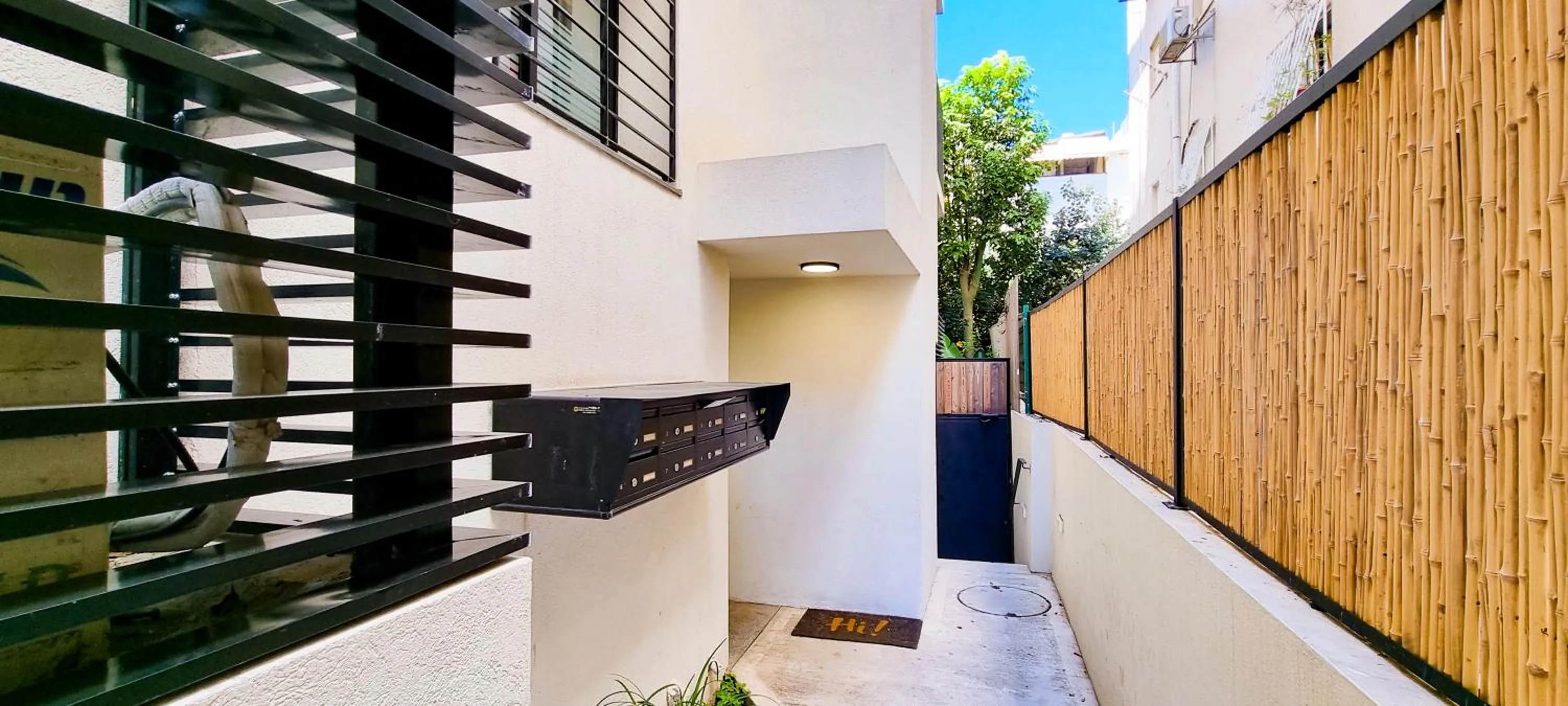 Facade/entrance in BnBIsrael apartments - Rupin Nacre