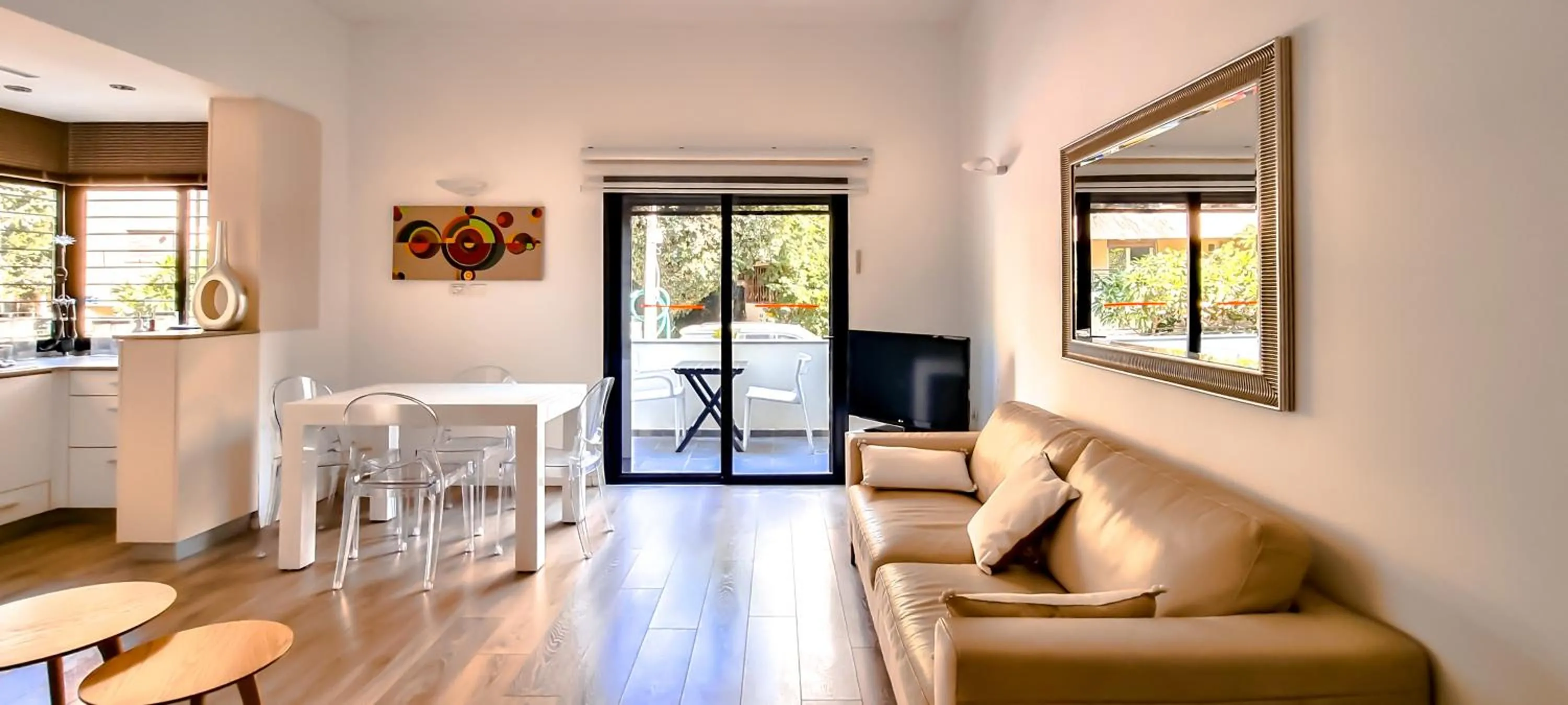 TV and multimedia in BnBIsrael apartments - Rupin Nacre