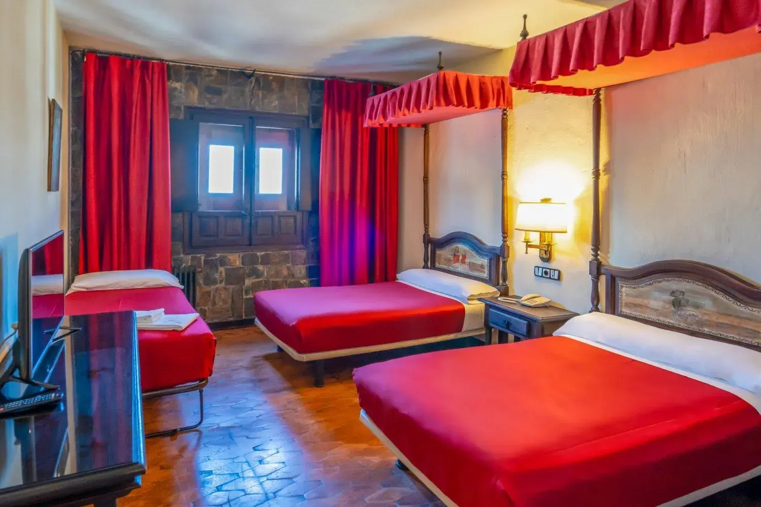 Habitación Triple in Hotel Temple Ponferrada Habitación Triple in Hotel Temple Ponferrada