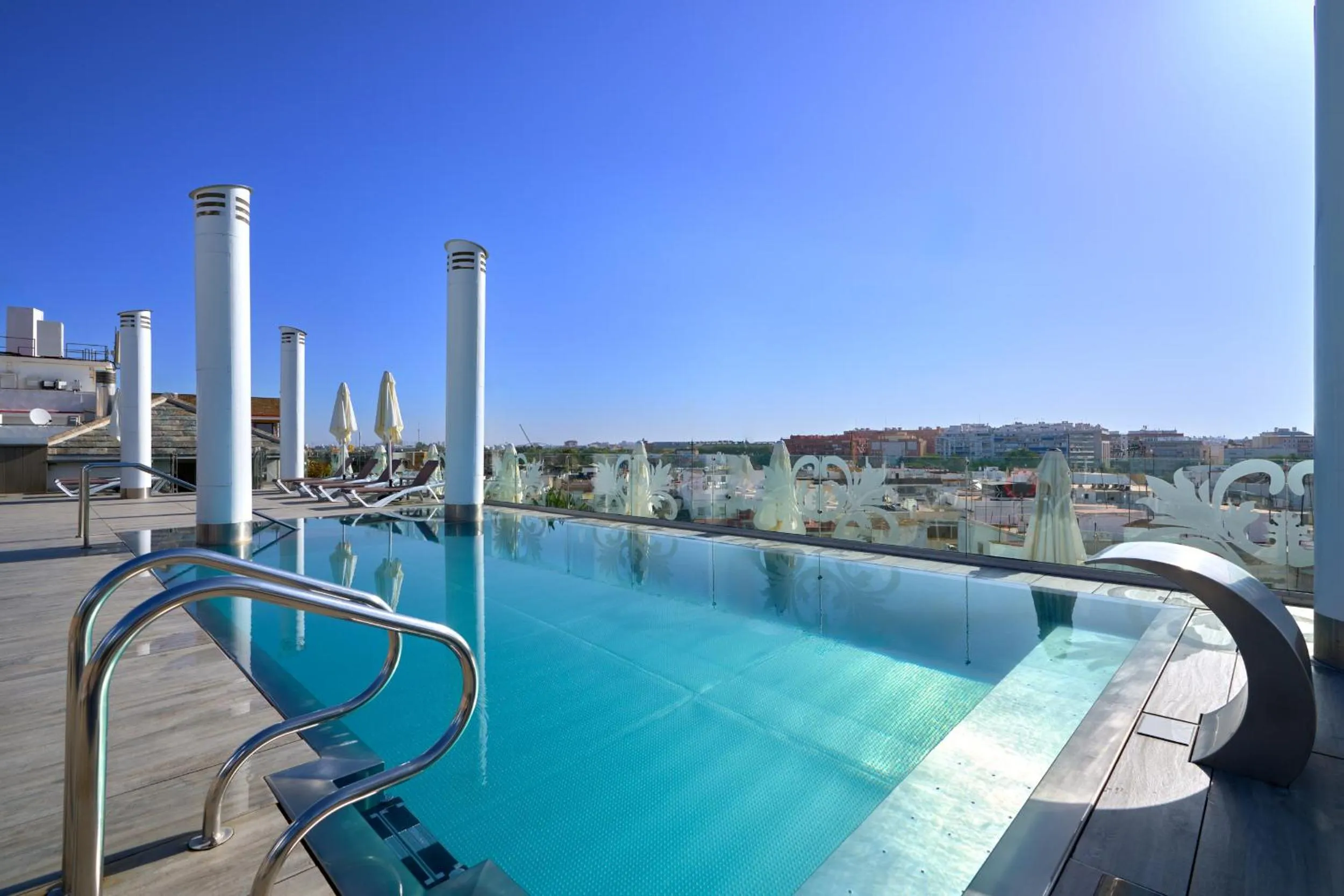 Swimming pool in Monte Triana