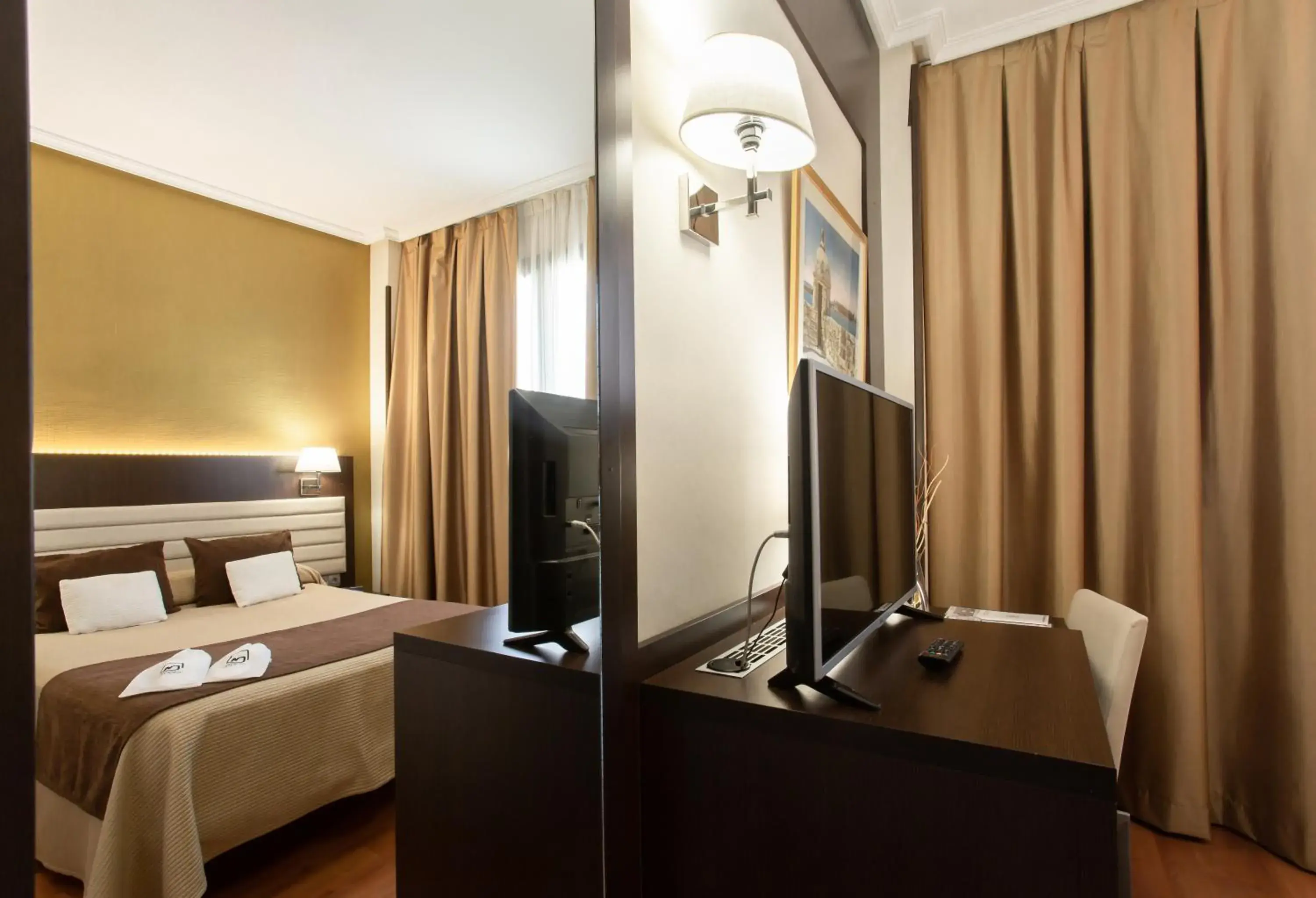 TV and multimedia, Bed in Hotel Monte Puertatierra TV and multimedia, Bed in Hotel Monte Puertatierra