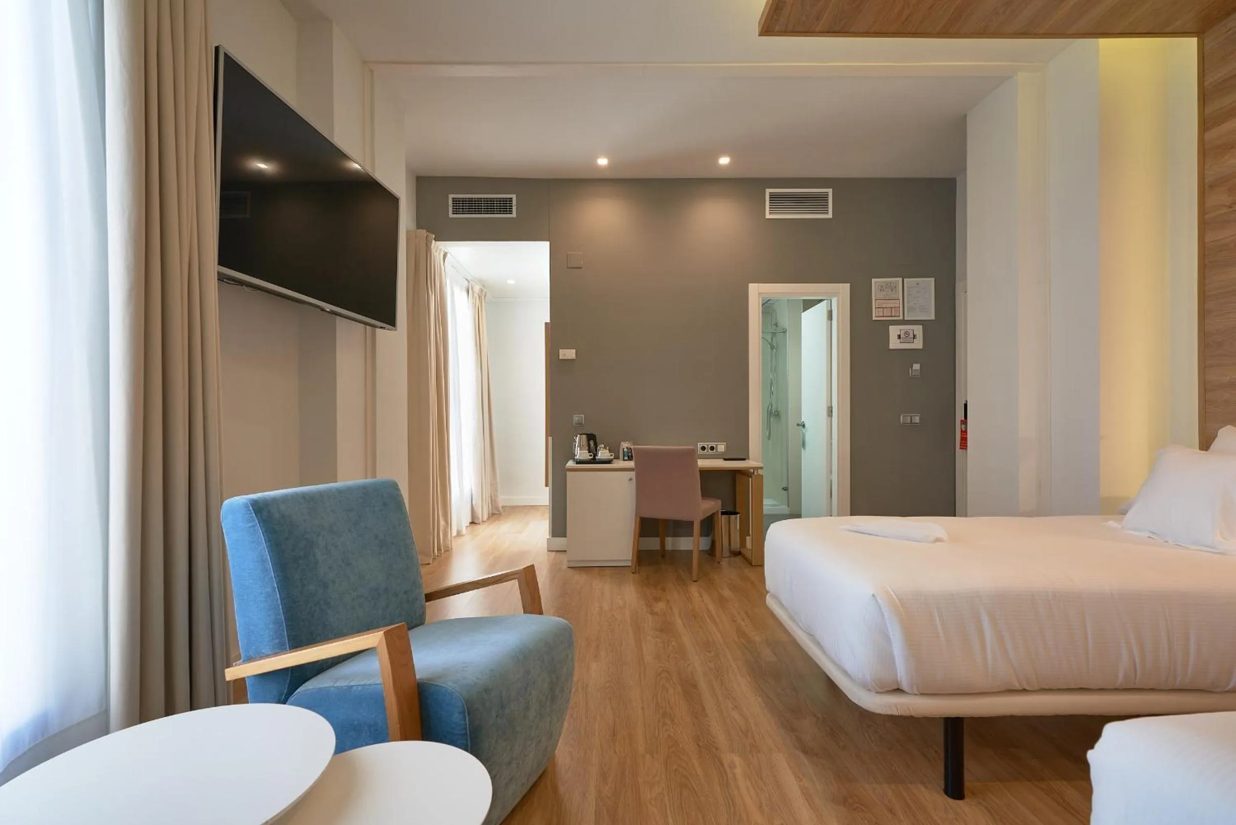 Property building, Bed in Hotel Monte Puertatierra