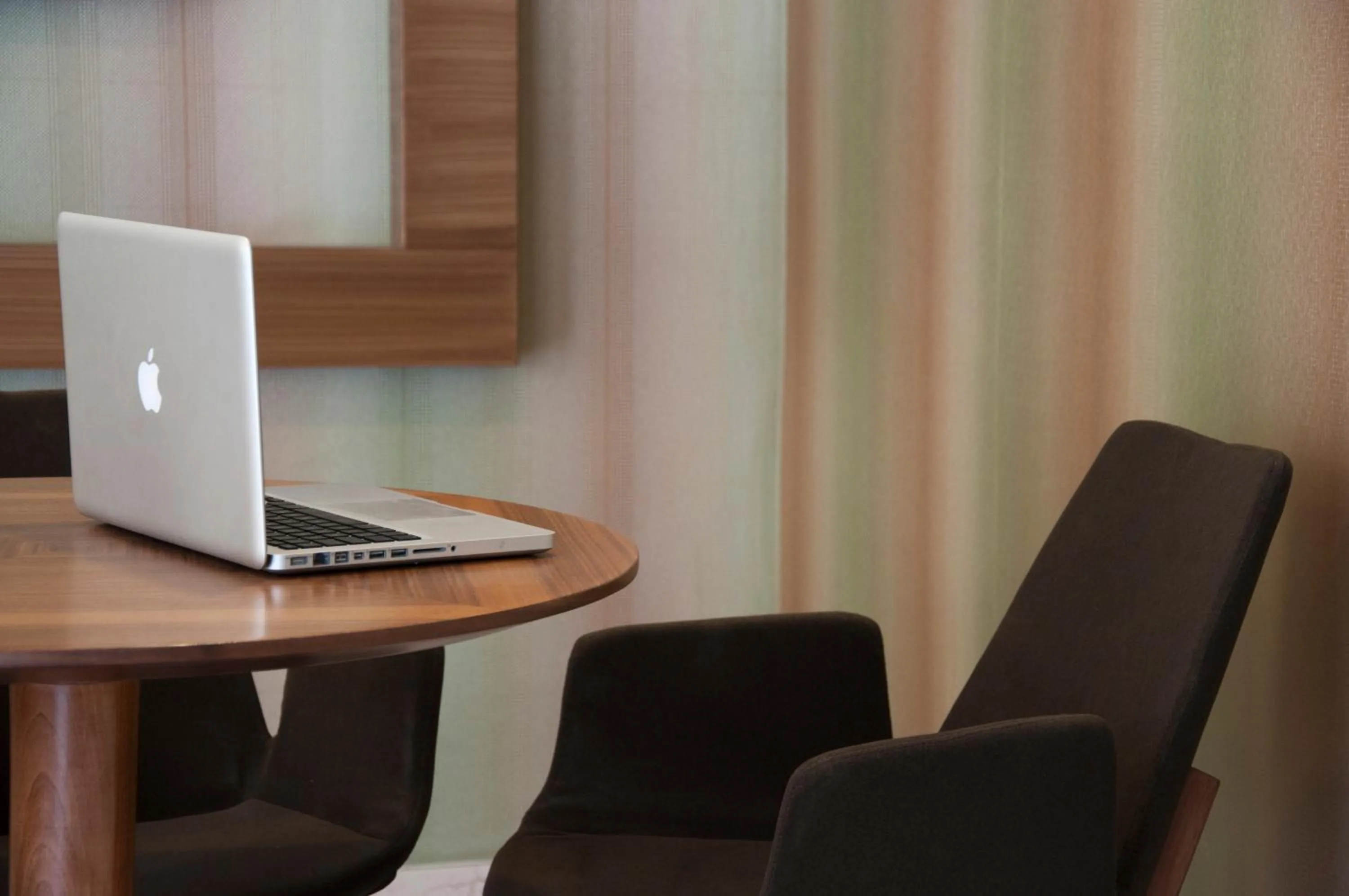 Communal lounge/ TV room in Otel Mutevelli