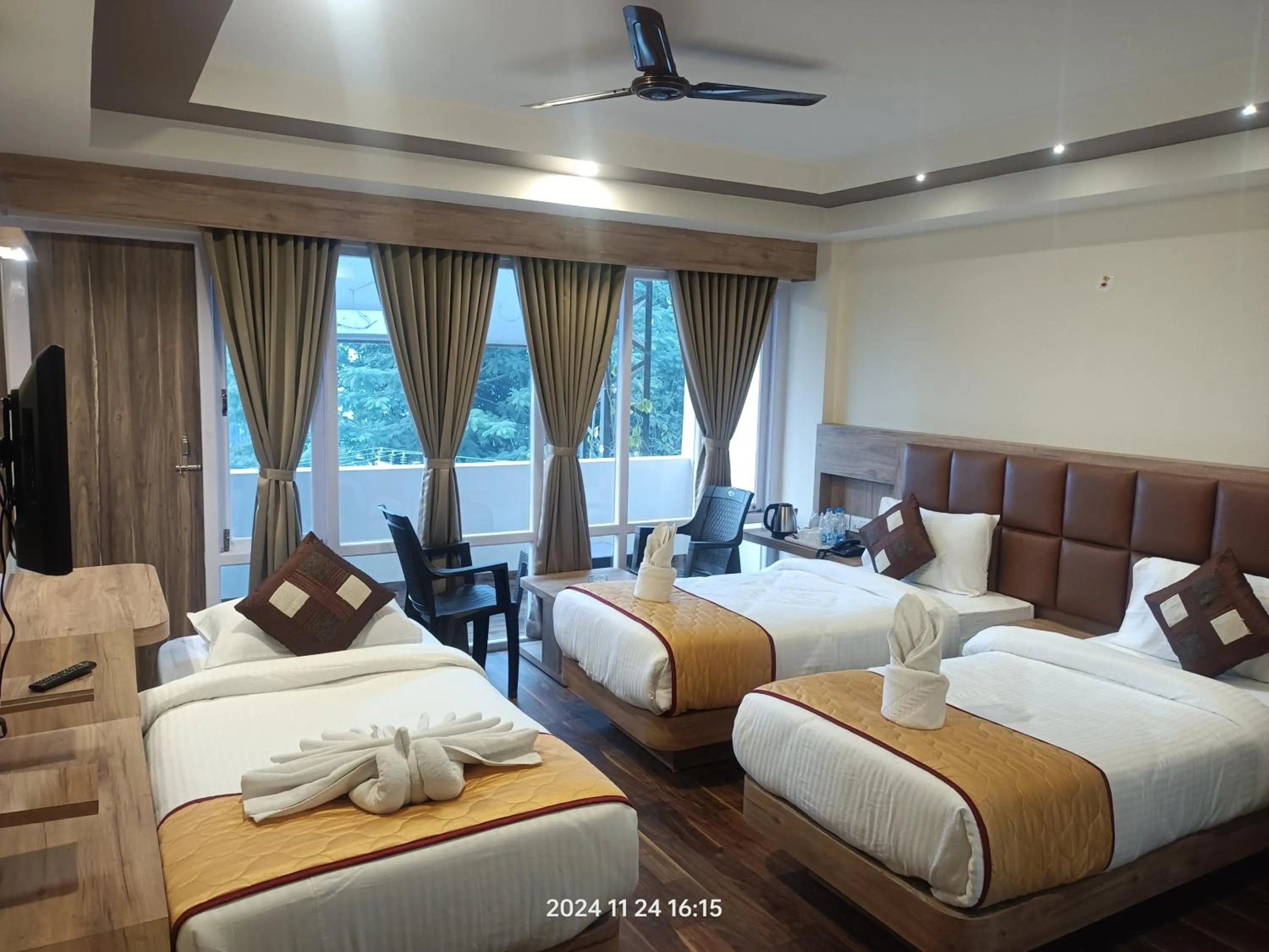 Bedroom, Bed in Golden Peaks Hotel & Restaurant