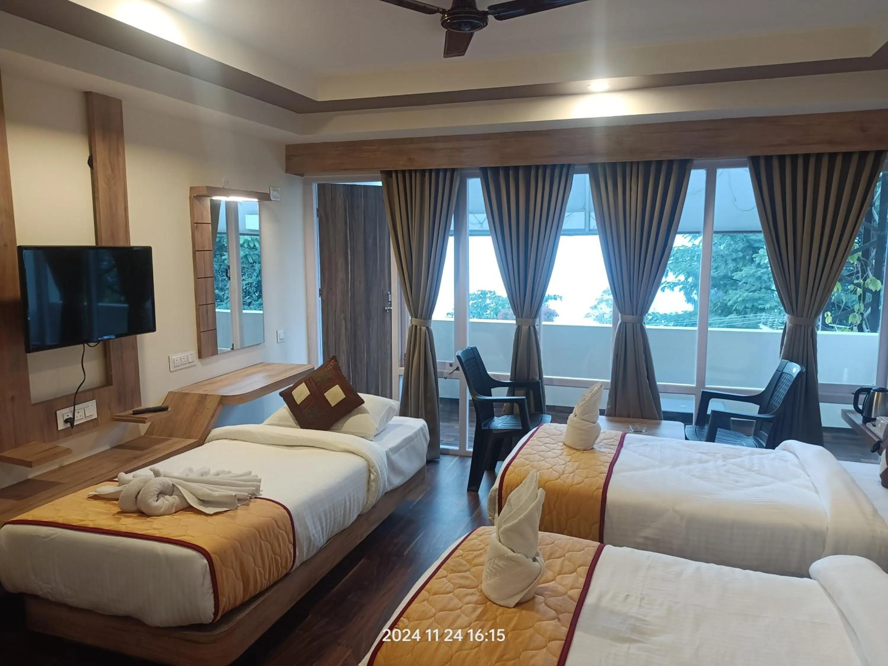 Bedroom, Bed in Golden Peaks Hotel & Restaurant