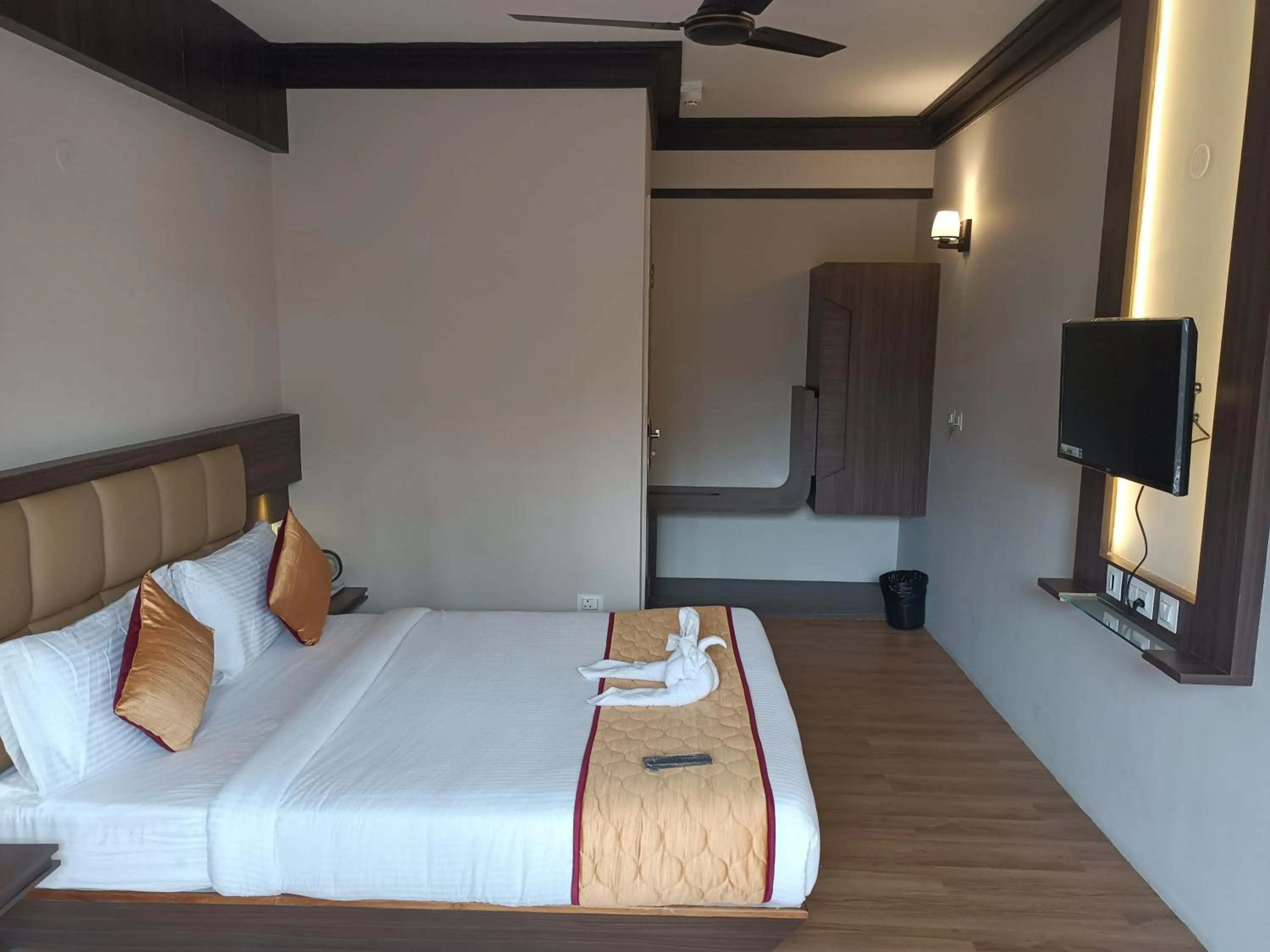 Bed in Golden Peaks Hotel & Restaurant