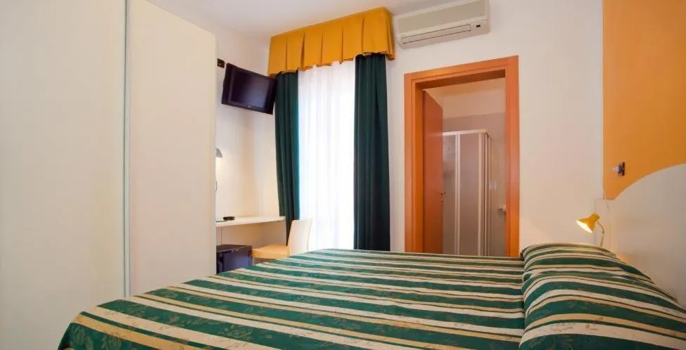 Shower, Bed in Hotel Villa Maria