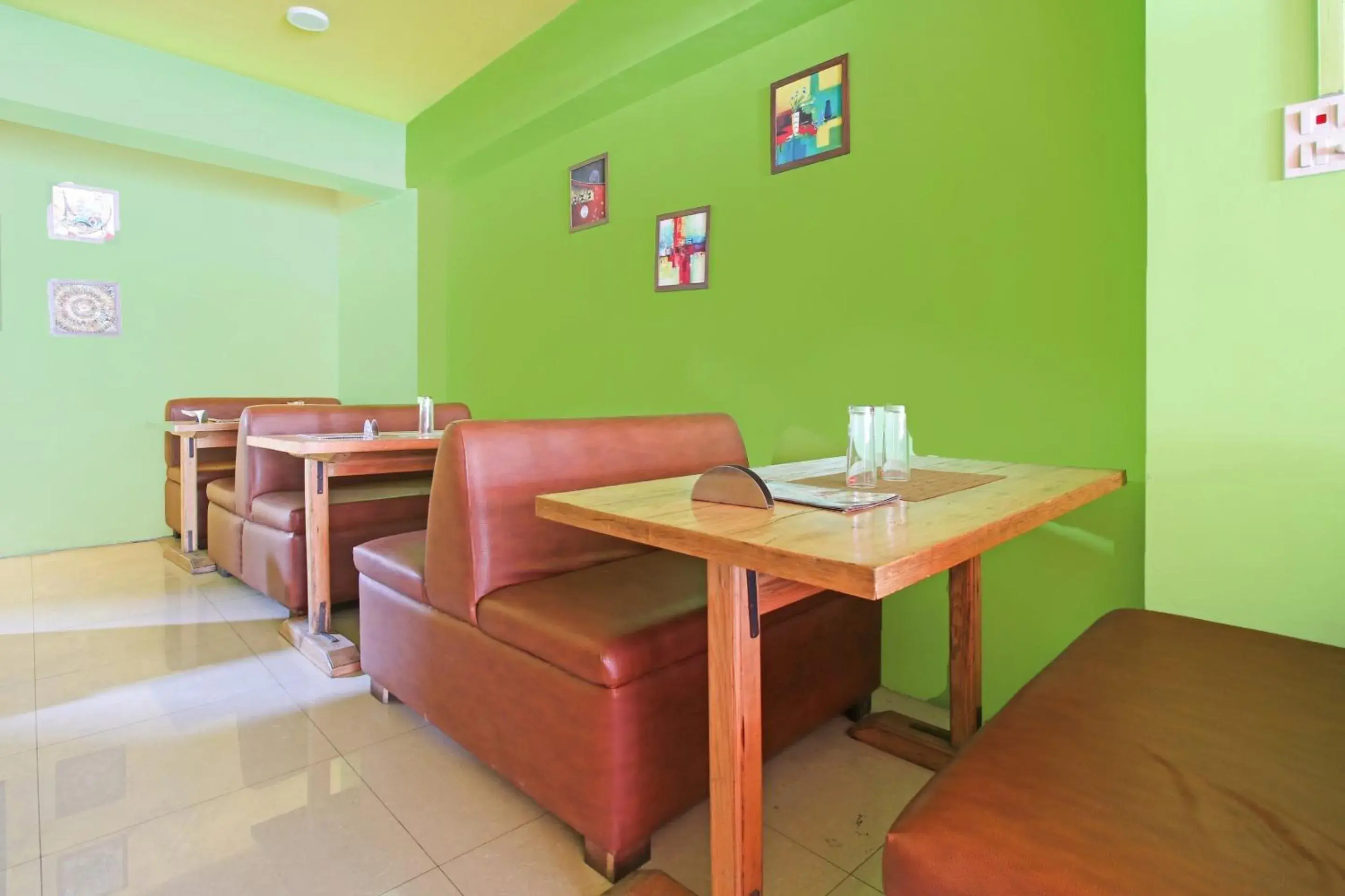 Dining area in Hotel O Hunter's & Cafe Dining area in Hotel O Hunter's & Cafe