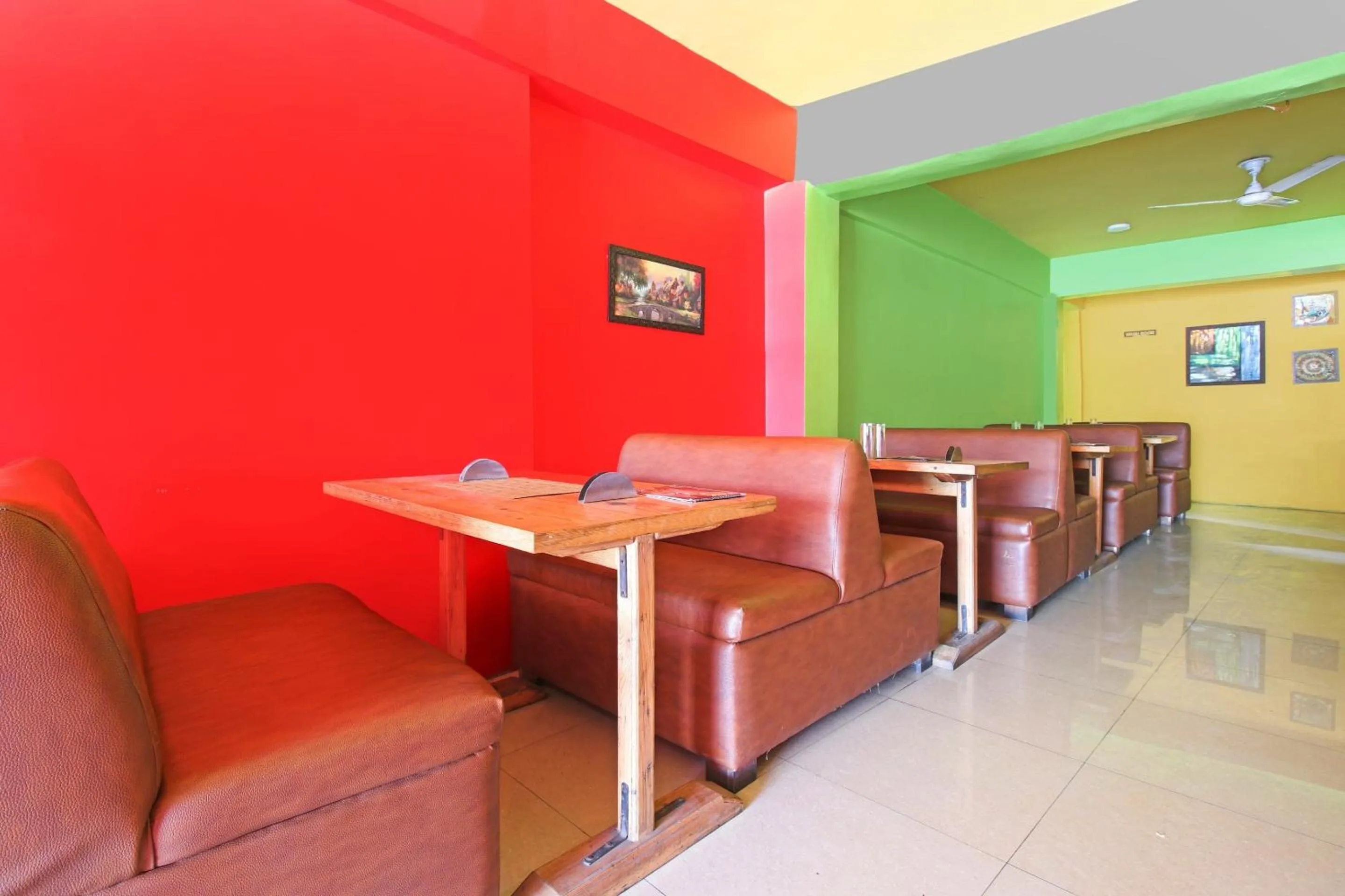 Dining area in Hotel O Hunter's & Cafe