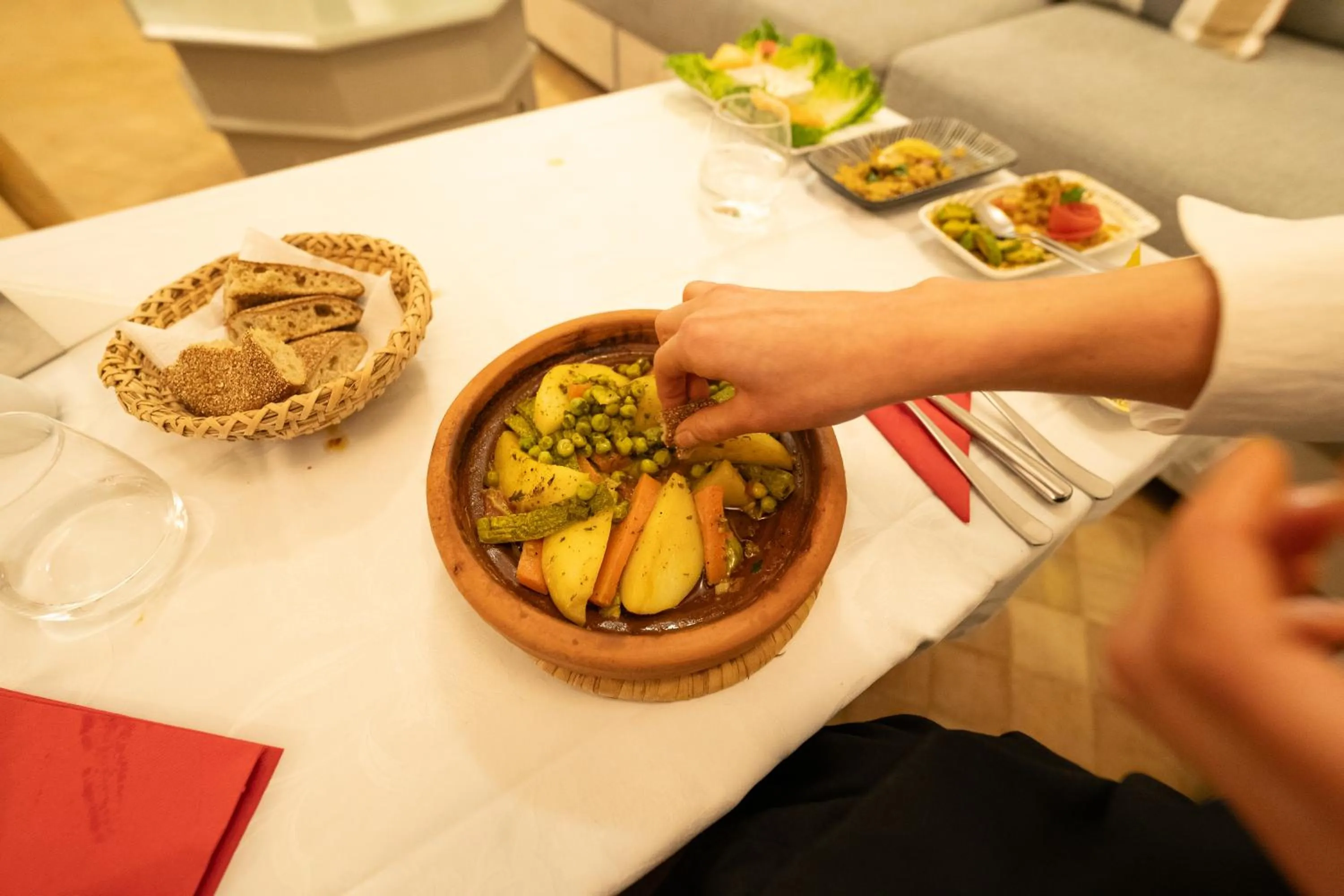 Restaurant/places to eat in Ryad Selyen