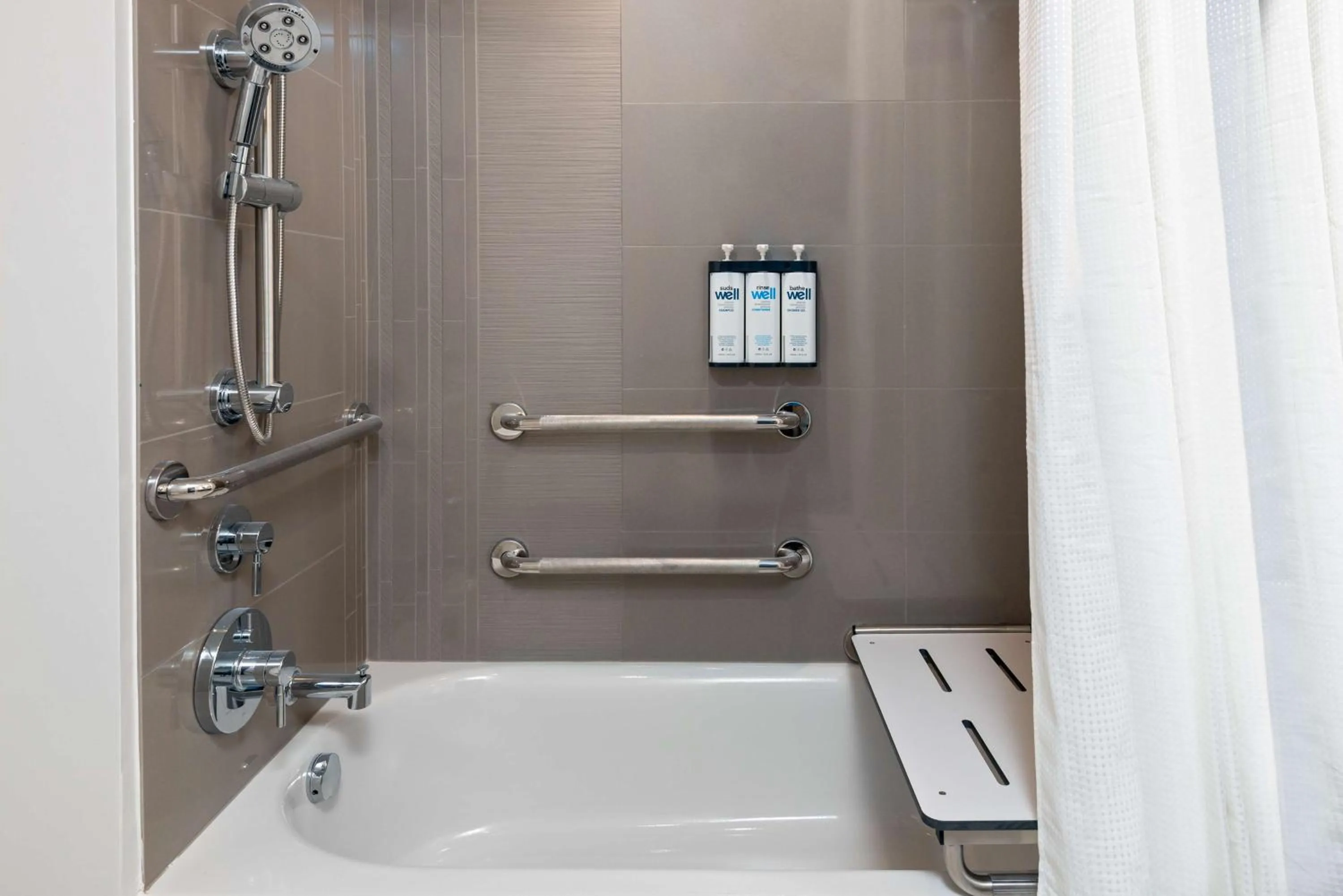 Bathroom in Hyatt House Orlando Airport