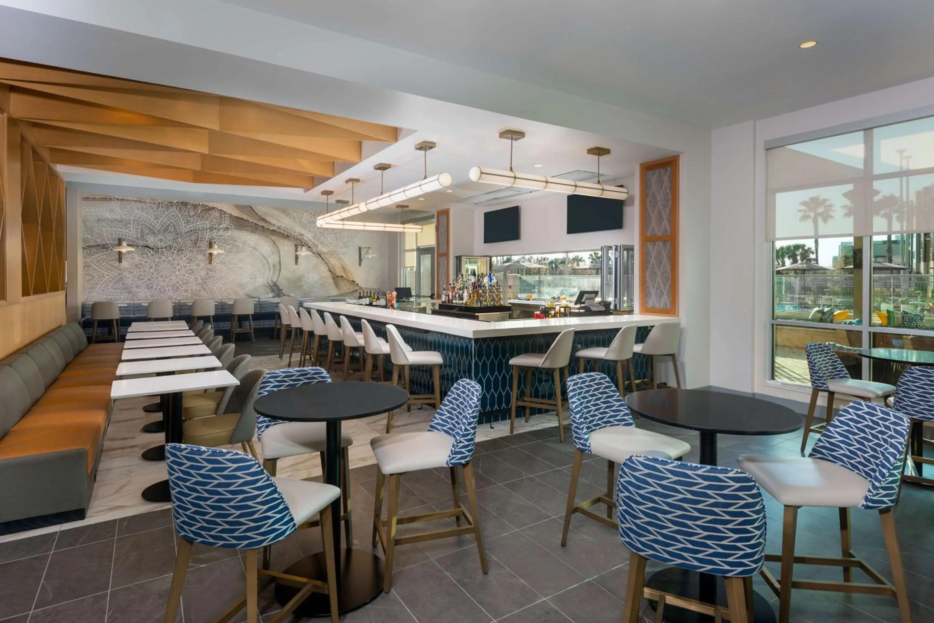 Lounge or bar in Hyatt House Orlando Airport