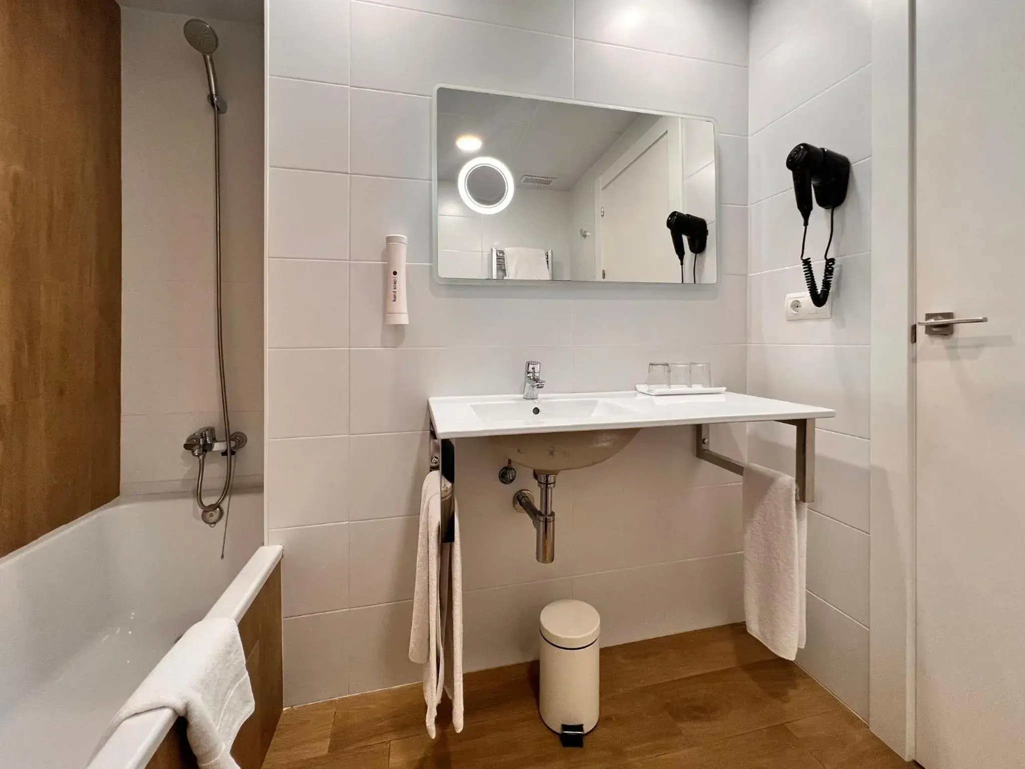 Photo of the whole room in Sercotel Maya Alicante Photo of the whole room in Sercotel Maya Alicante