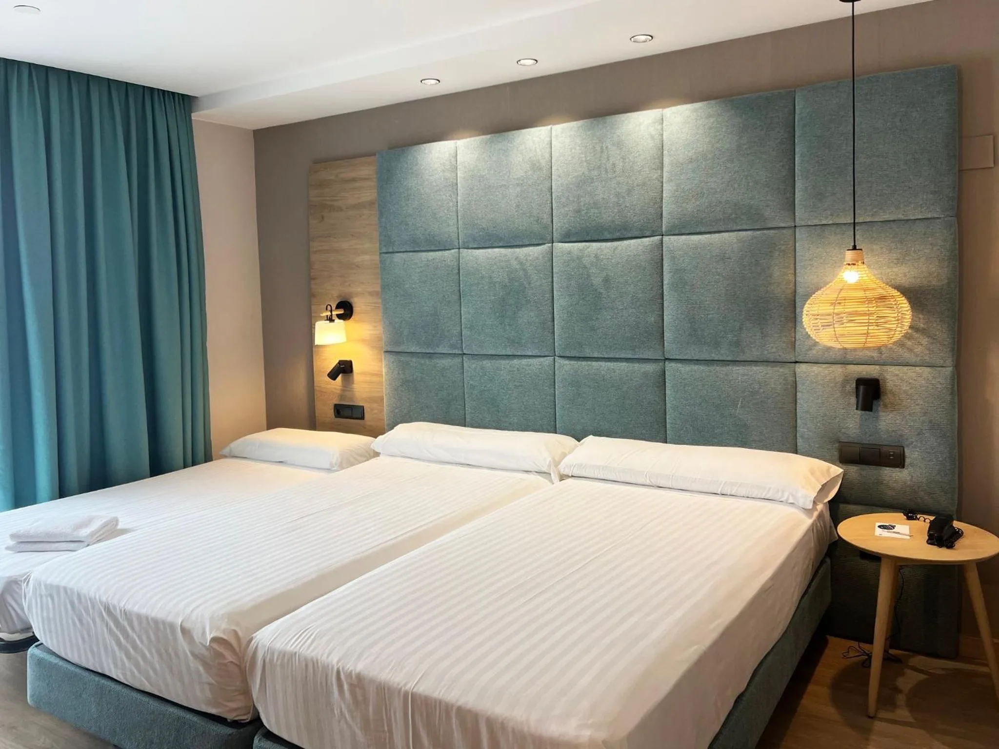 Photo of the whole room, Bed in Sercotel Maya Alicante