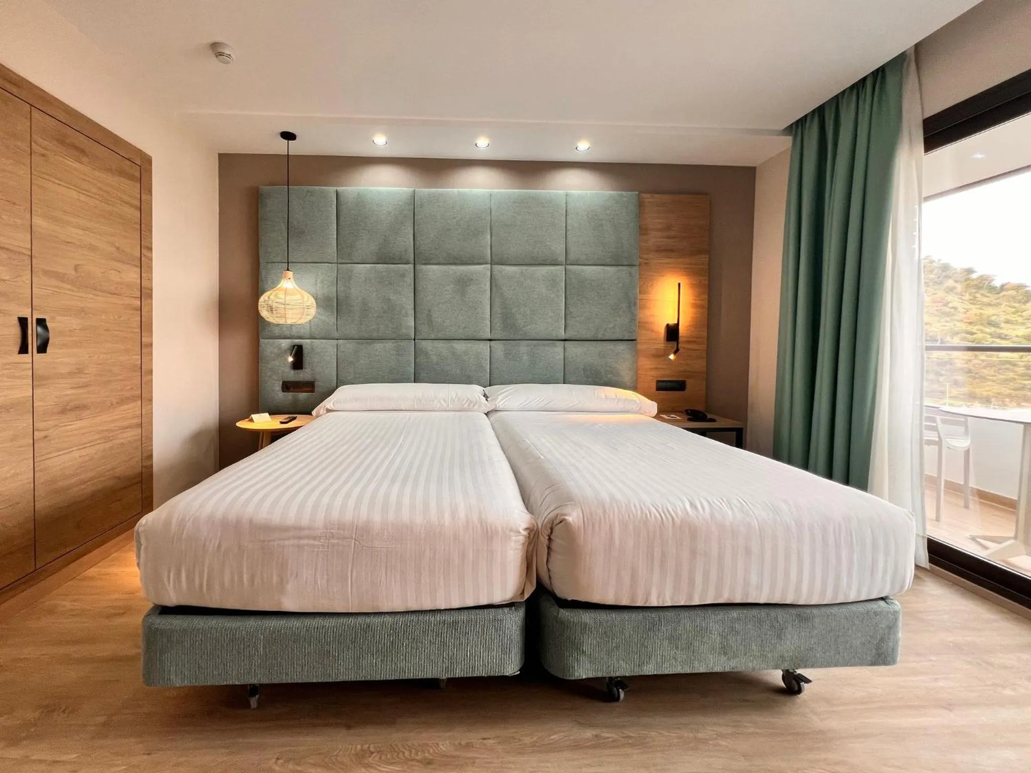 Photo of the whole room, Bed in Sercotel Maya Alicante