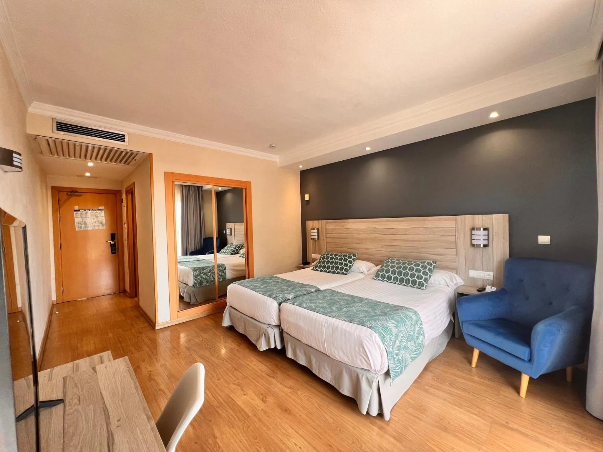 Photo of the whole room, Bed in Sercotel Maya Alicante