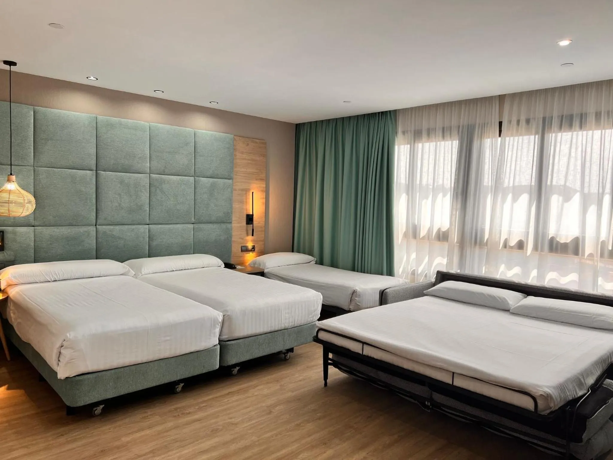Photo of the whole room, Bed in Sercotel Maya Alicante