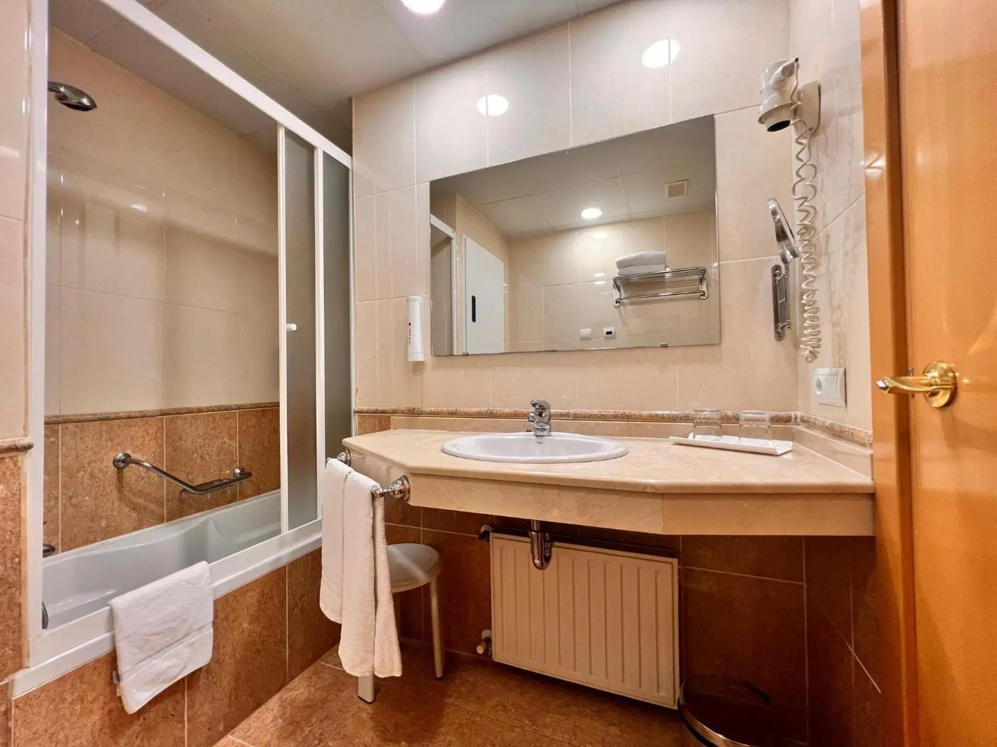 Photo of the whole room in Sercotel Maya Alicante Photo of the whole room in Sercotel Maya Alicante