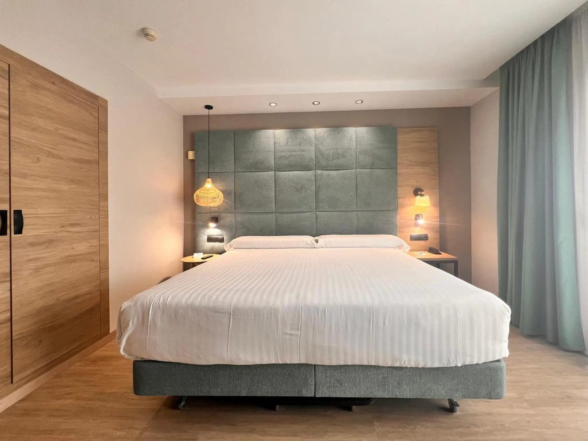 Photo of the whole room, Bed in Sercotel Maya Alicante