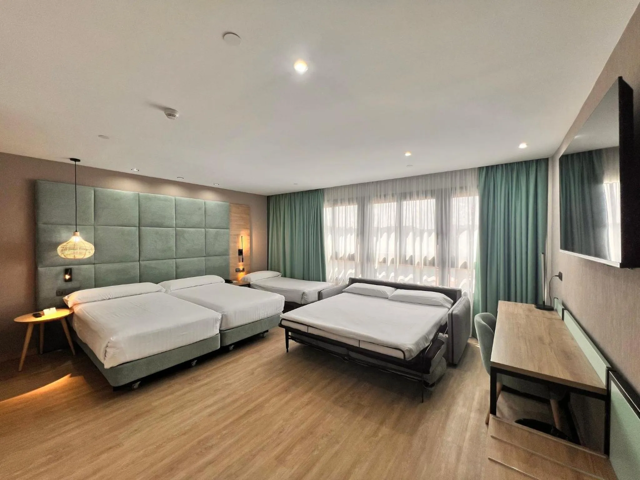 Photo of the whole room, Bed in Sercotel Maya Alicante