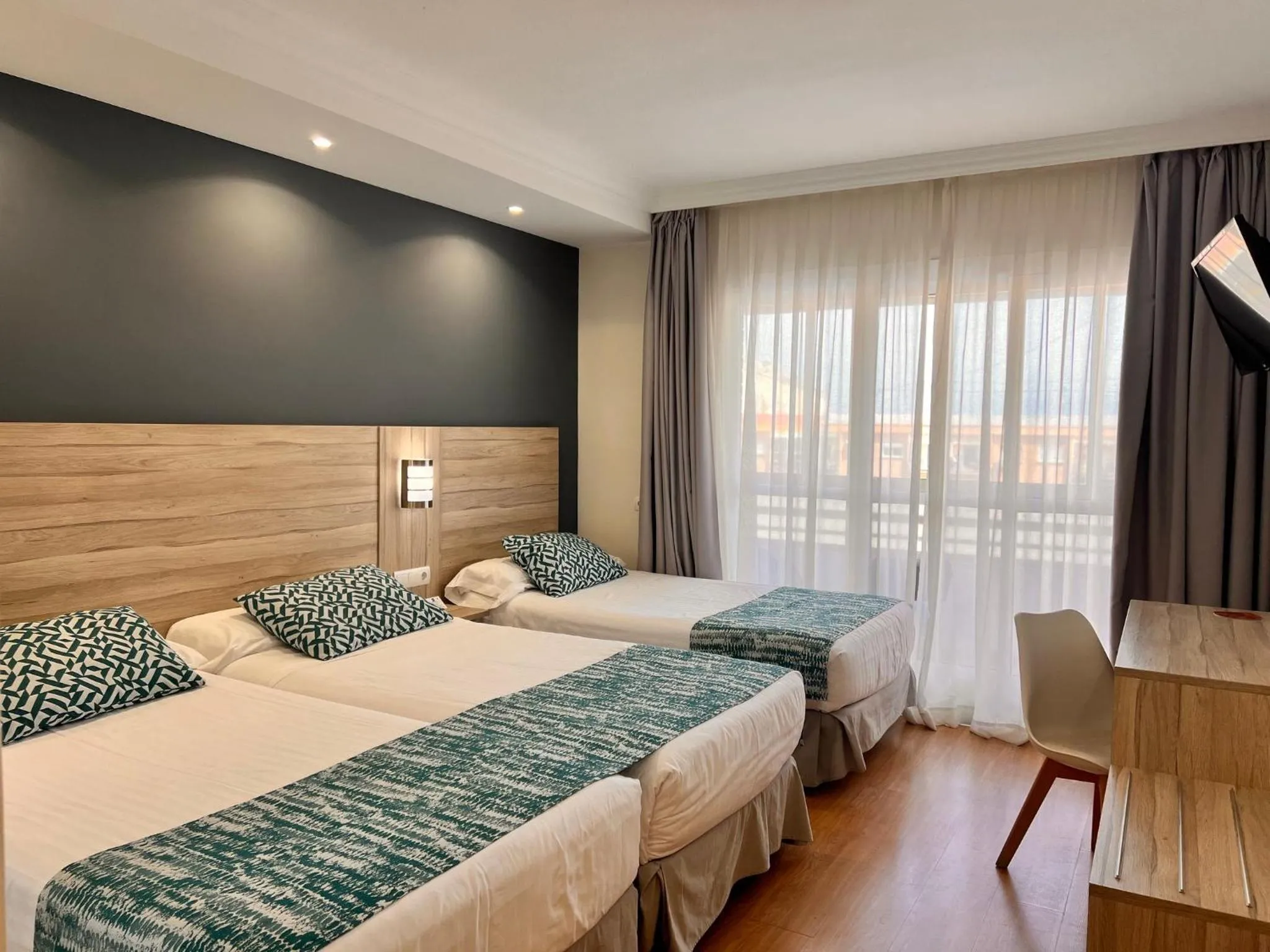 Photo of the whole room, Bed in Sercotel Maya Alicante