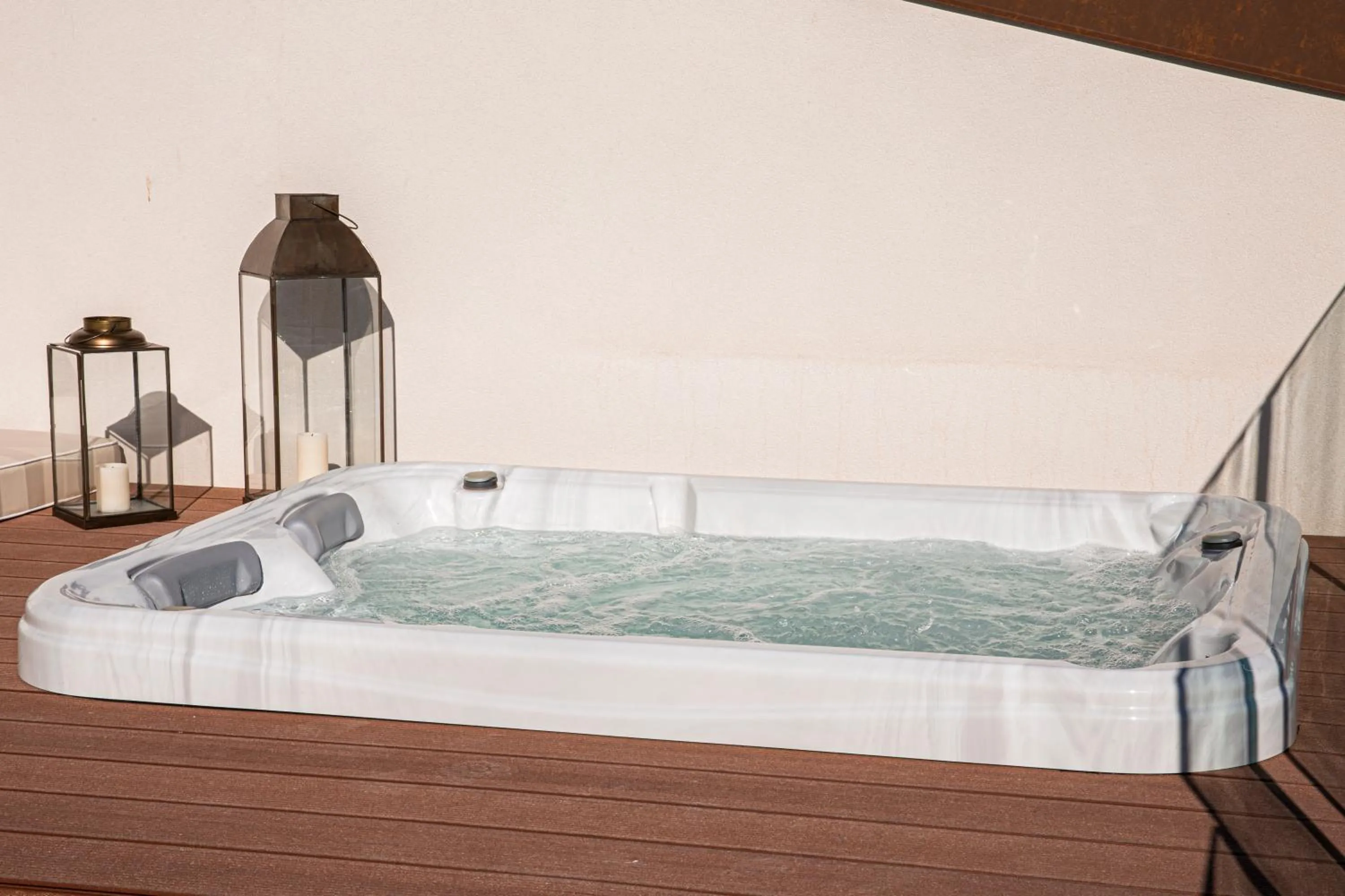 Hot Tub in Costamante Suites & Spa
