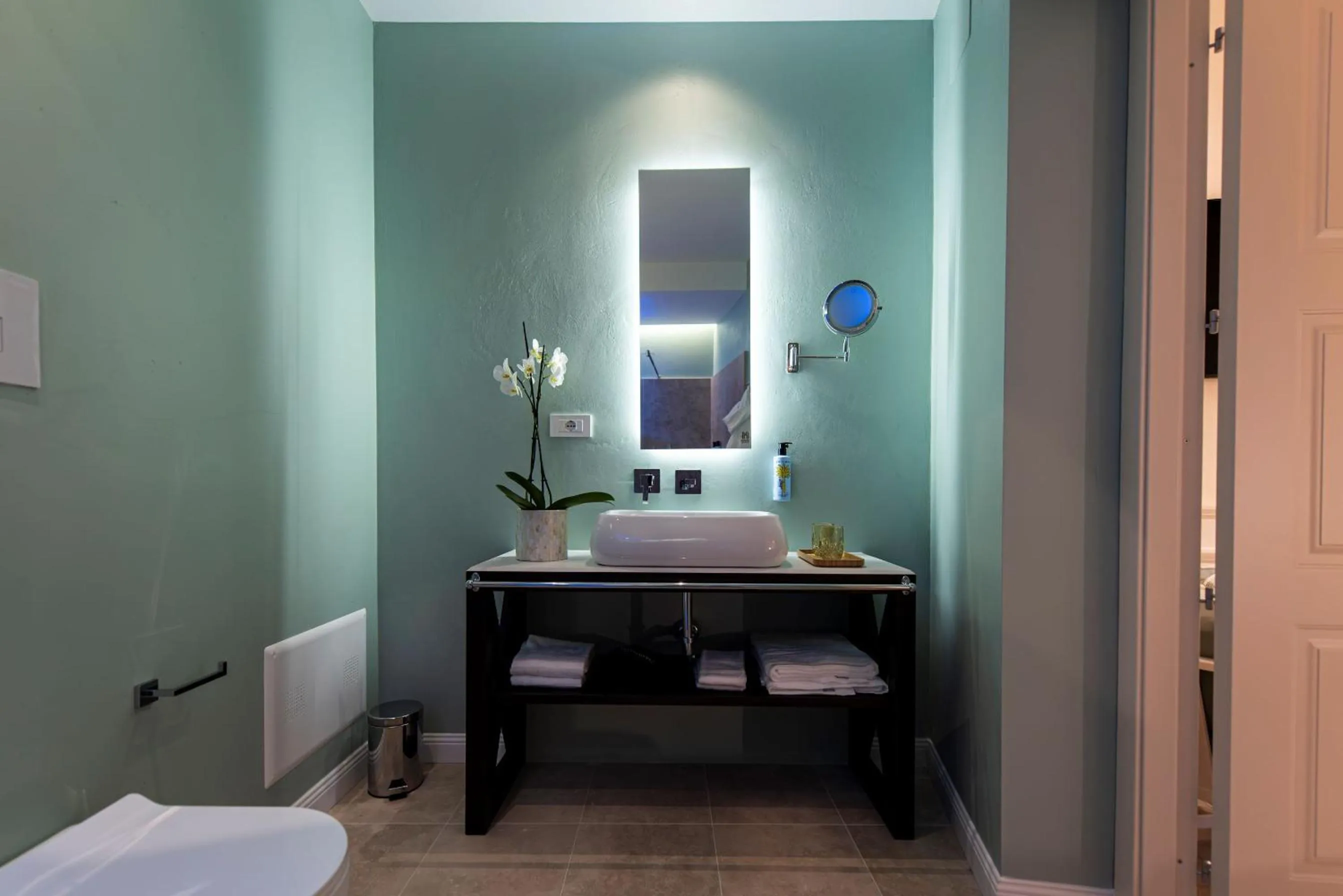 Bathroom, Bed in Costamante Suites & Spa