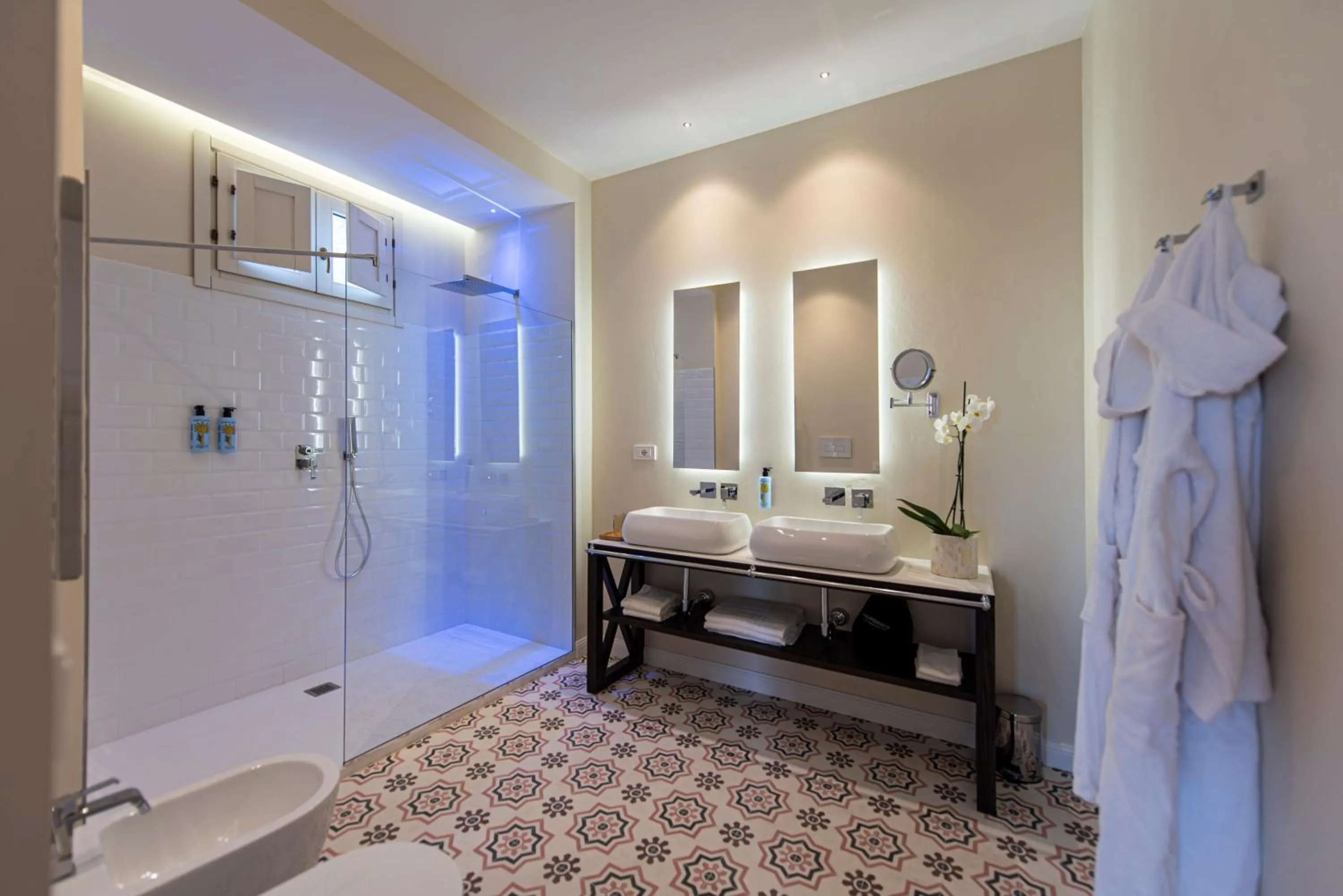 Shower, Bed in Costamante Suites & Spa
