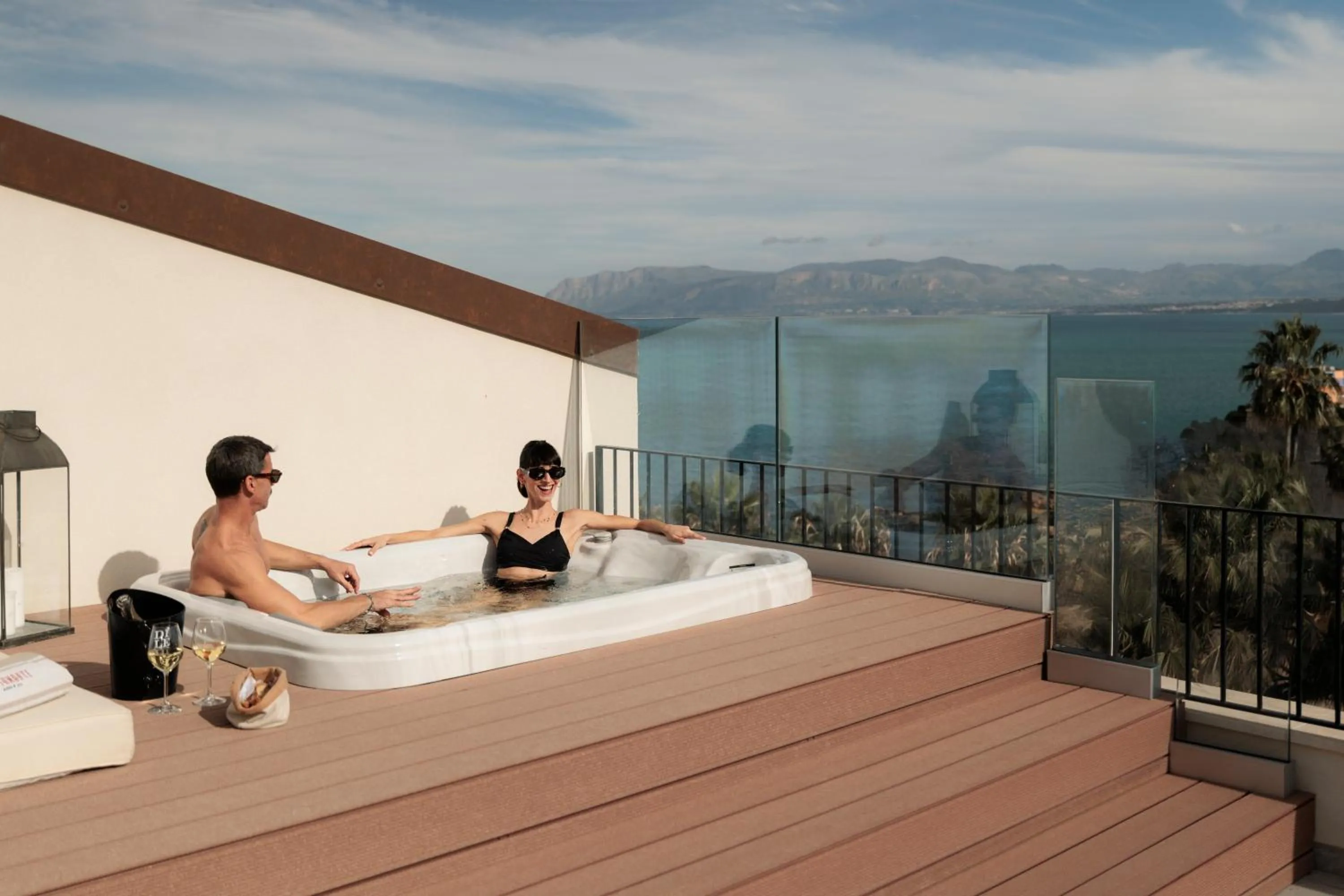 Hot Tub in Costamante Suites & Spa