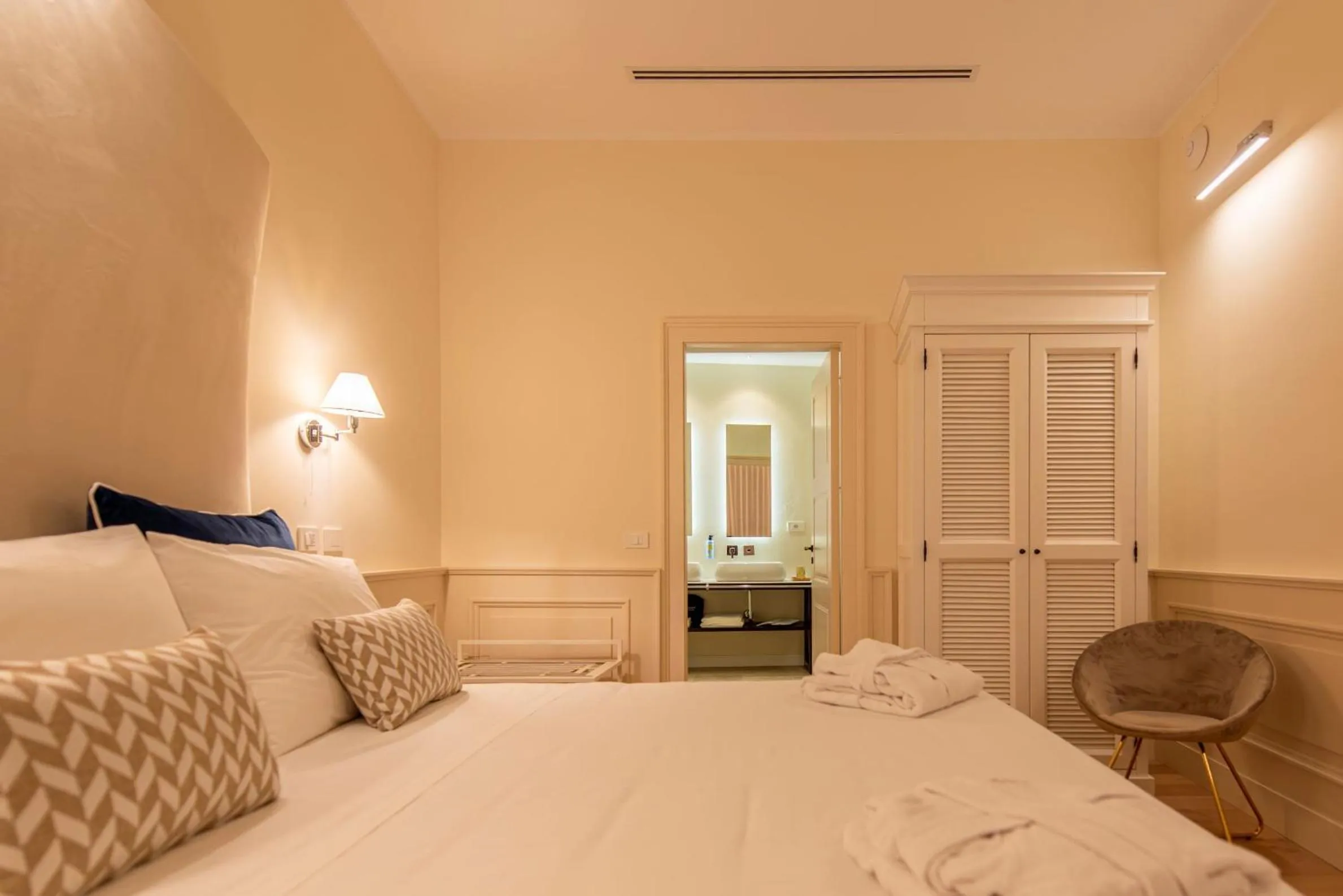 Bed in Costamante Suites & Spa