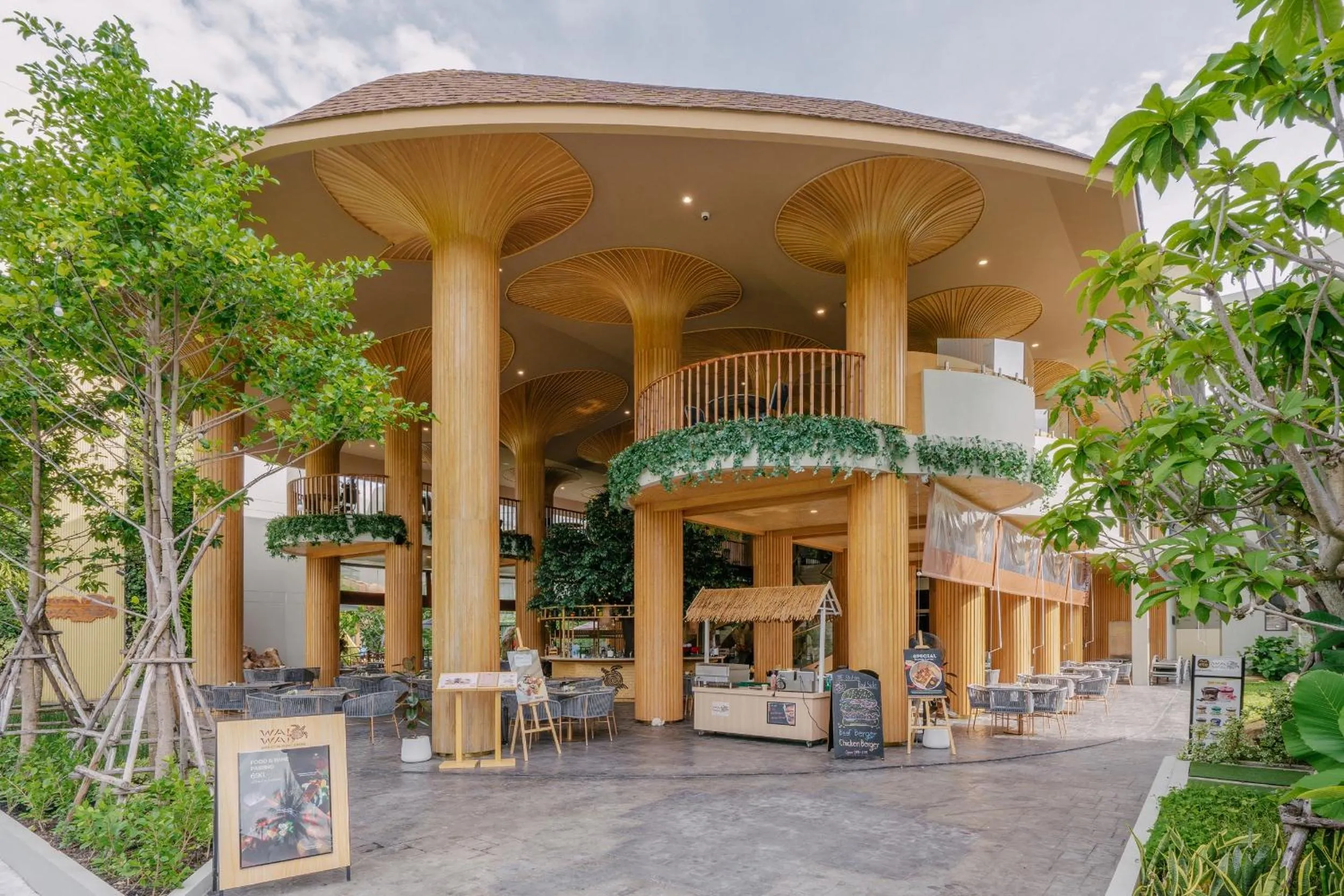 Restaurant/places to eat in Phuket Emerald Beach Resort