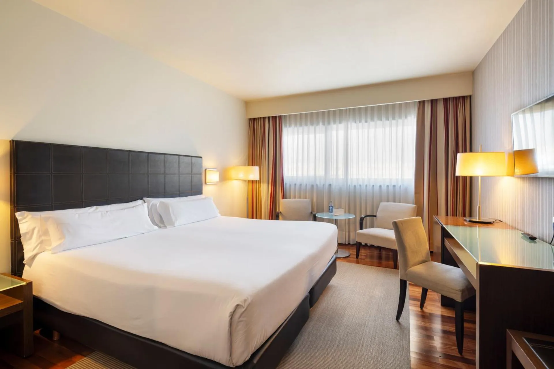 Photo of the whole room, Bed in Attica21 Coruña